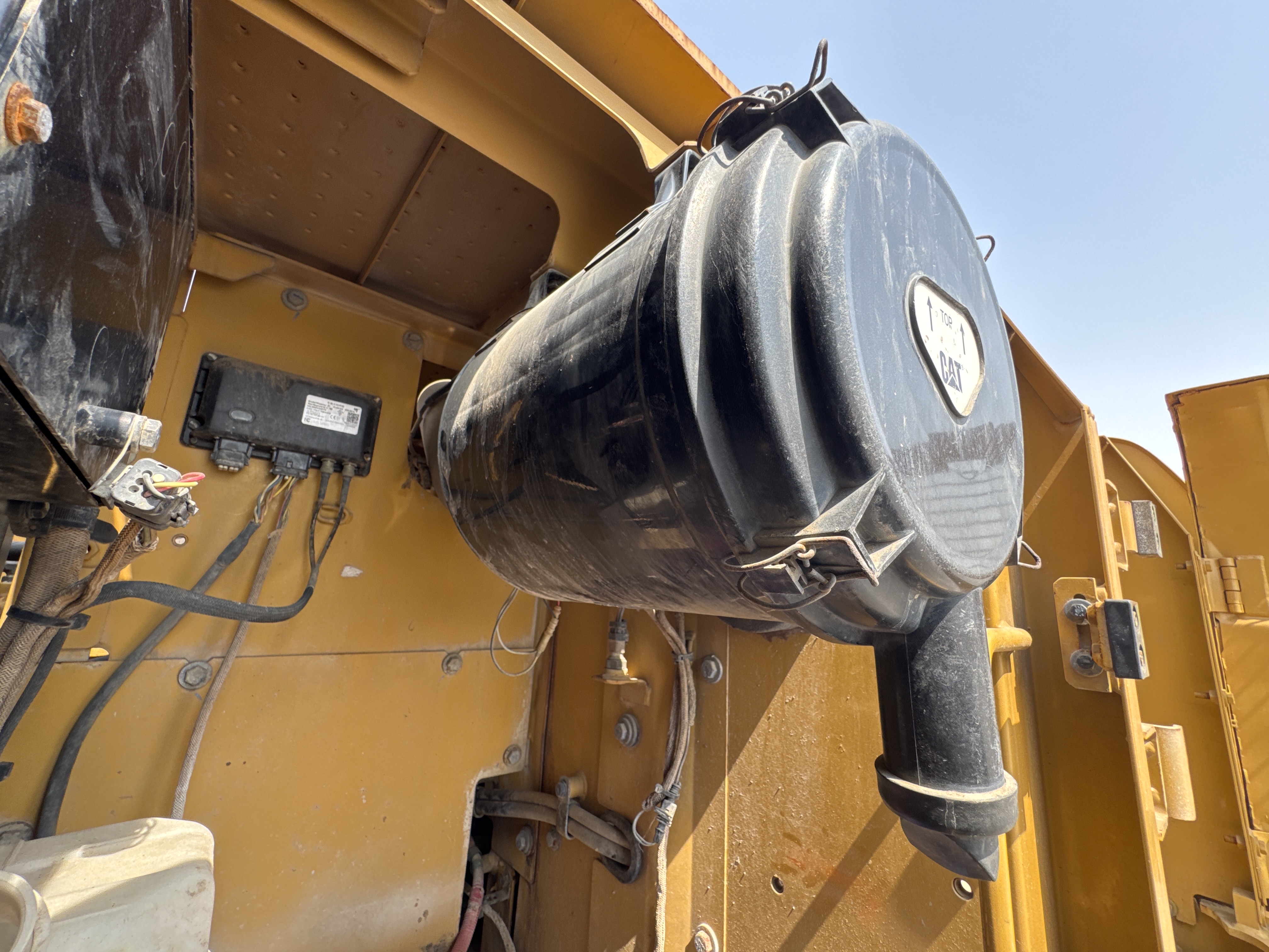MDX-009-Cat-320D2-Medium-excavators-inspection-Engine-Air-intake-system-2