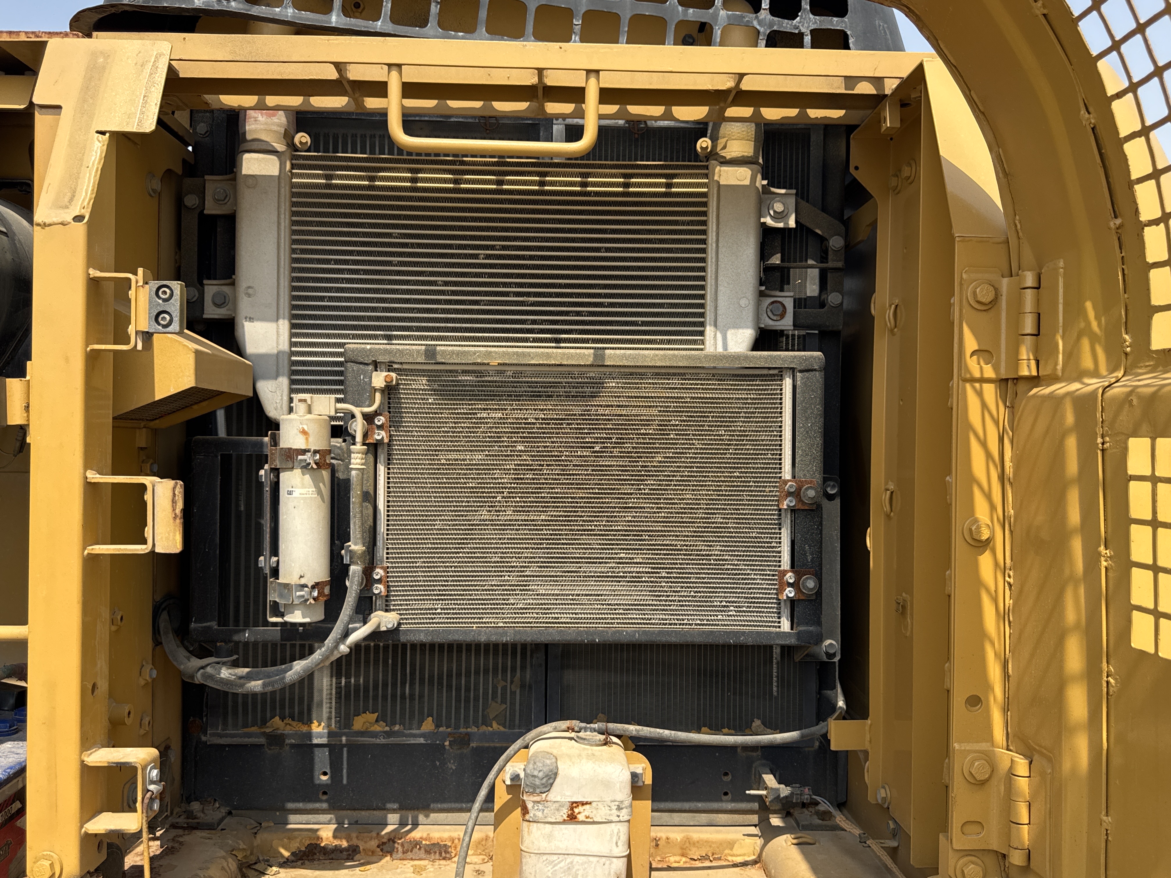 MDX-009-Cat-320D2-Medium-excavators-inspection-Engine-Radiator,-condenser,-intercooler,-hydraulic-cooler-2