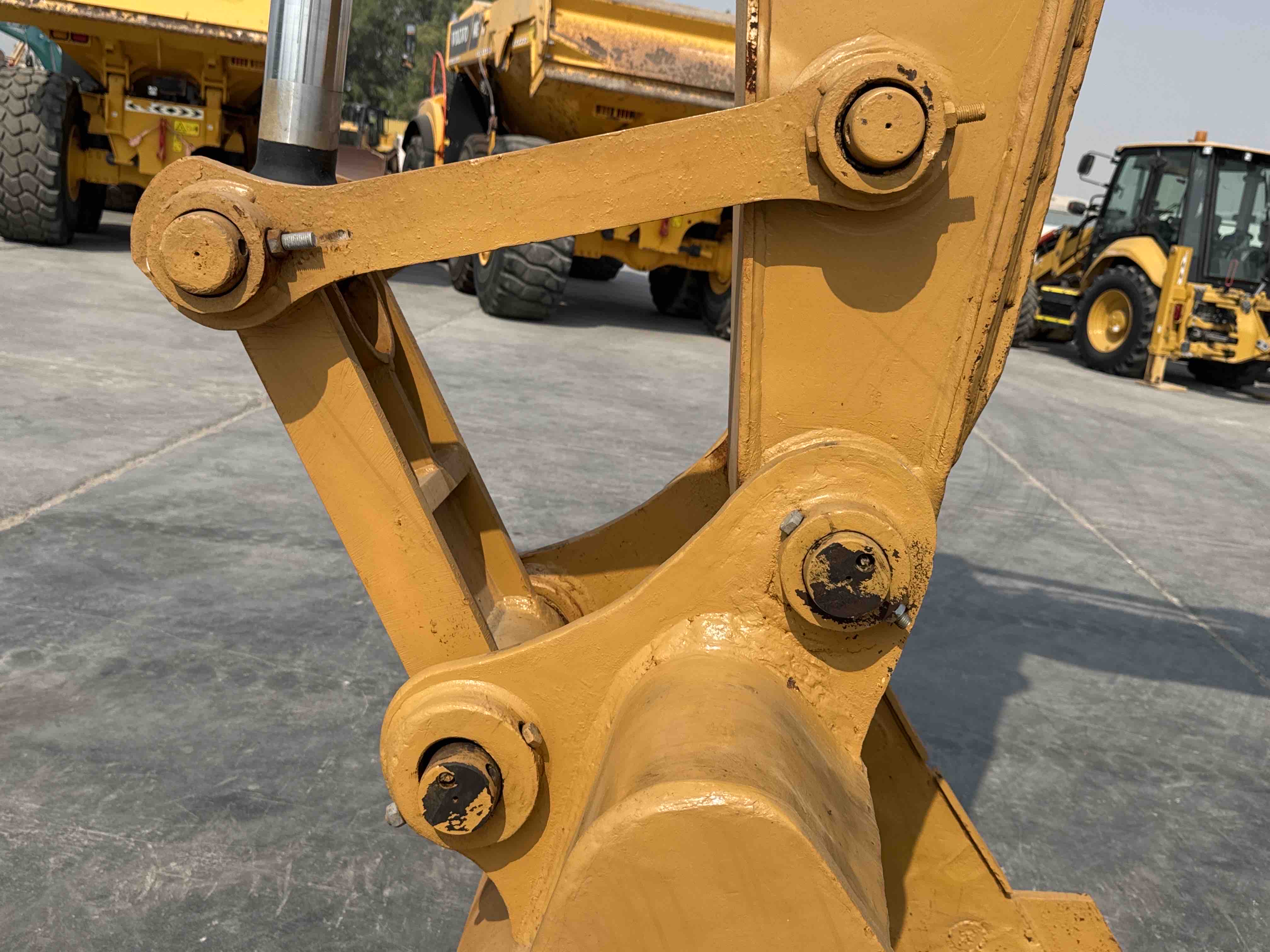 MDX-009-Cat-320D2-Medium-excavators-inspection-Chassis-Pin-and-bushings-stick-to-bucket-2