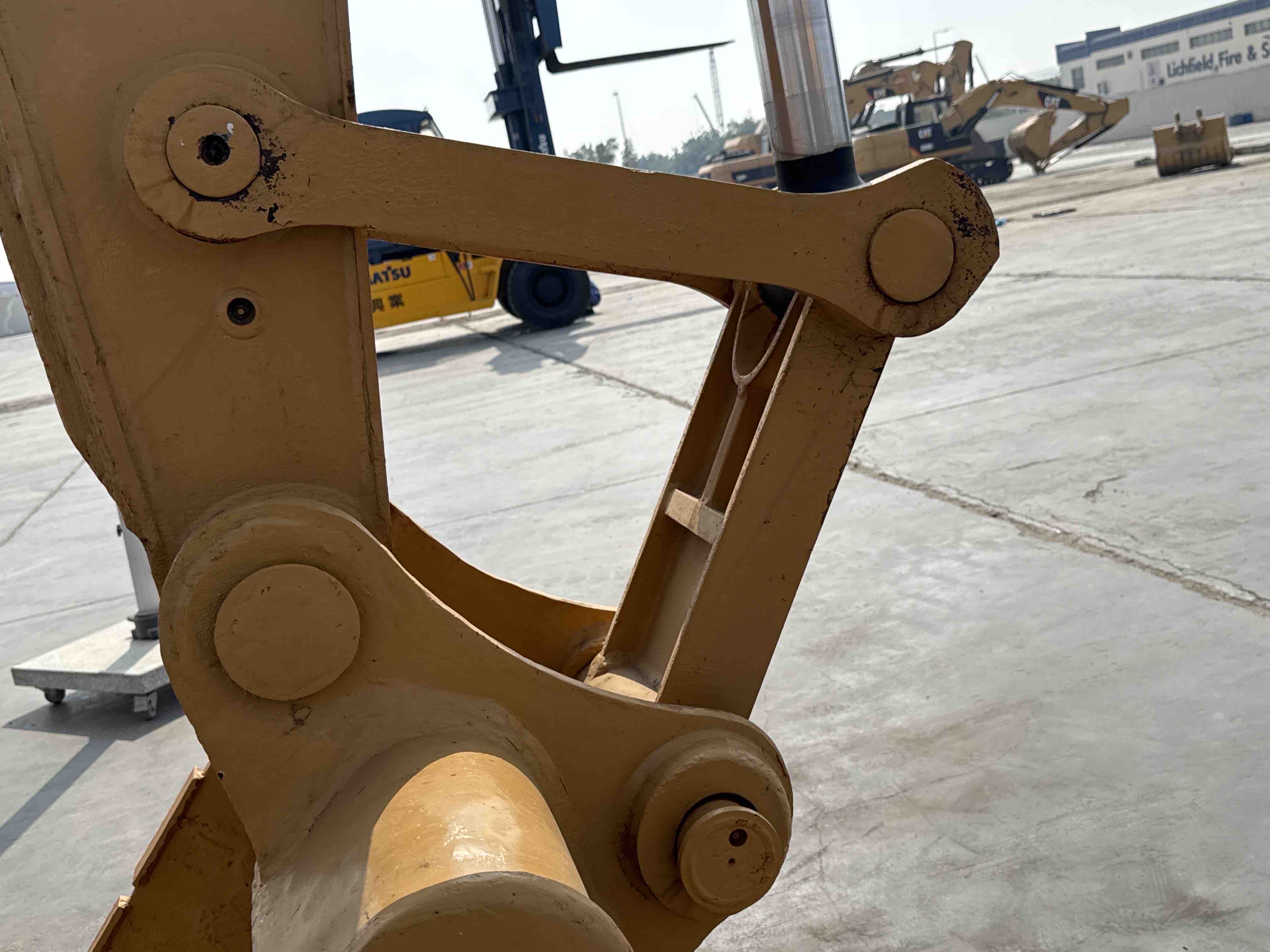 MDX-009-Cat-320D2-Medium-excavators-inspection-Chassis-Pin-and-bushings-stick-to-bucket-2