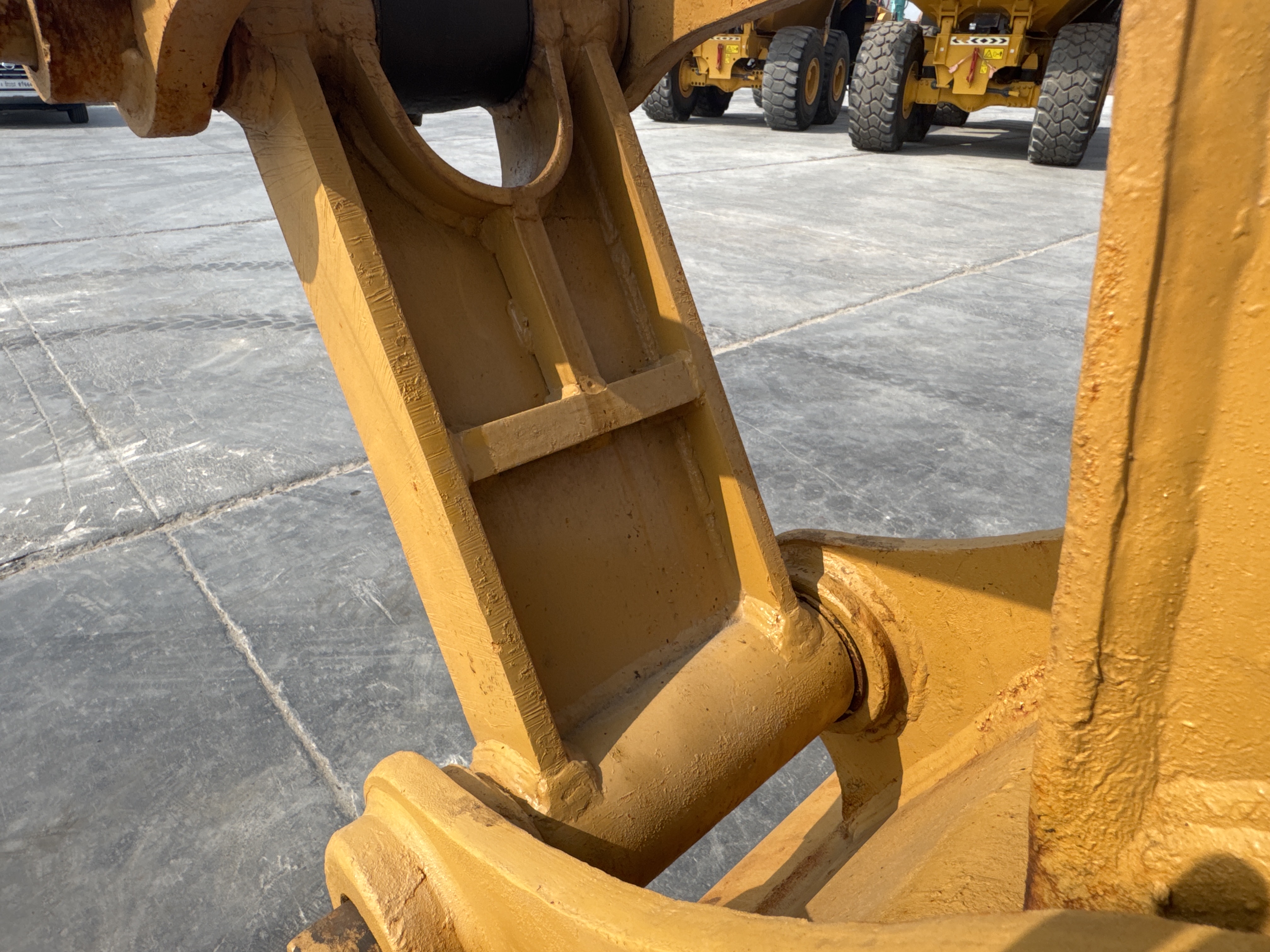 MDX-009-Cat-320D2-Medium-excavators-inspection-Chassis-H-link-2