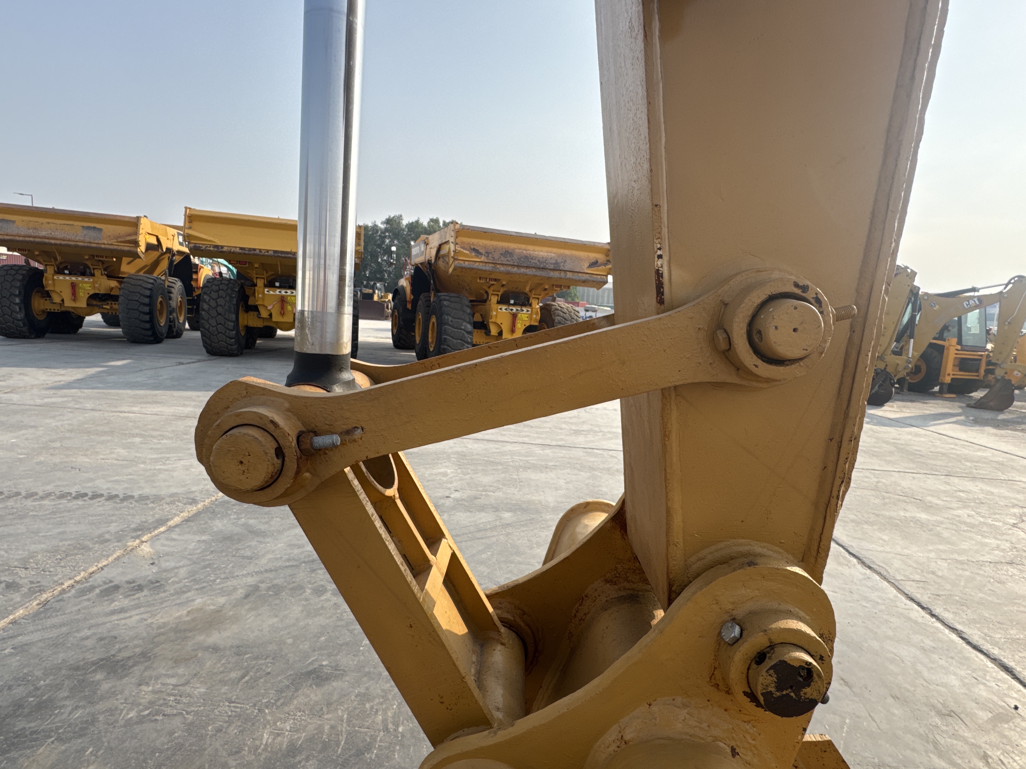 MDX-009-Cat-320D2-Medium-excavators-inspection-Chassis-Dog-bone-arms-2