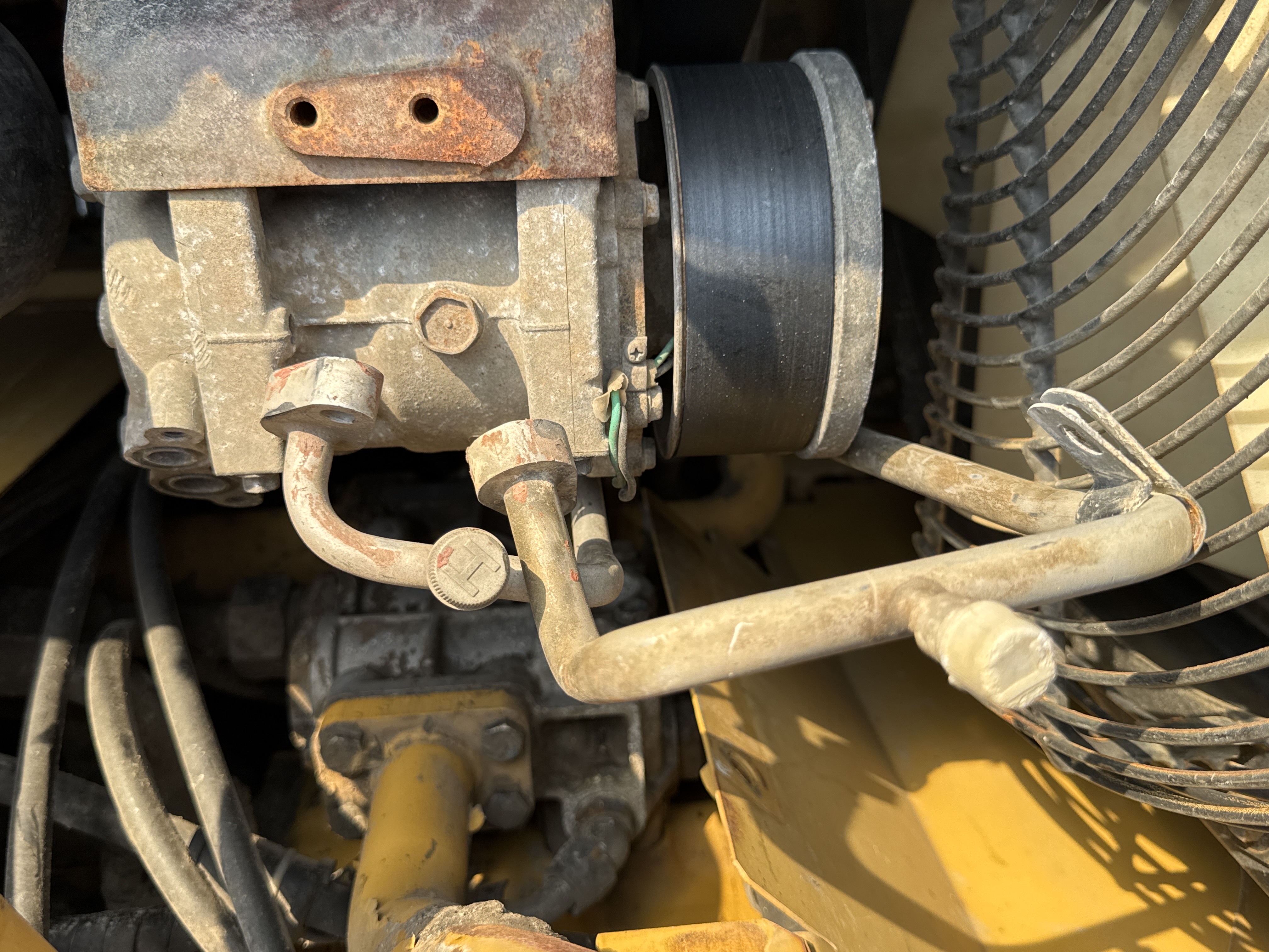 MDX-009-Cat-320D2-Medium-excavators-inspection-Air-conditioning-Refrigerant-lines-2