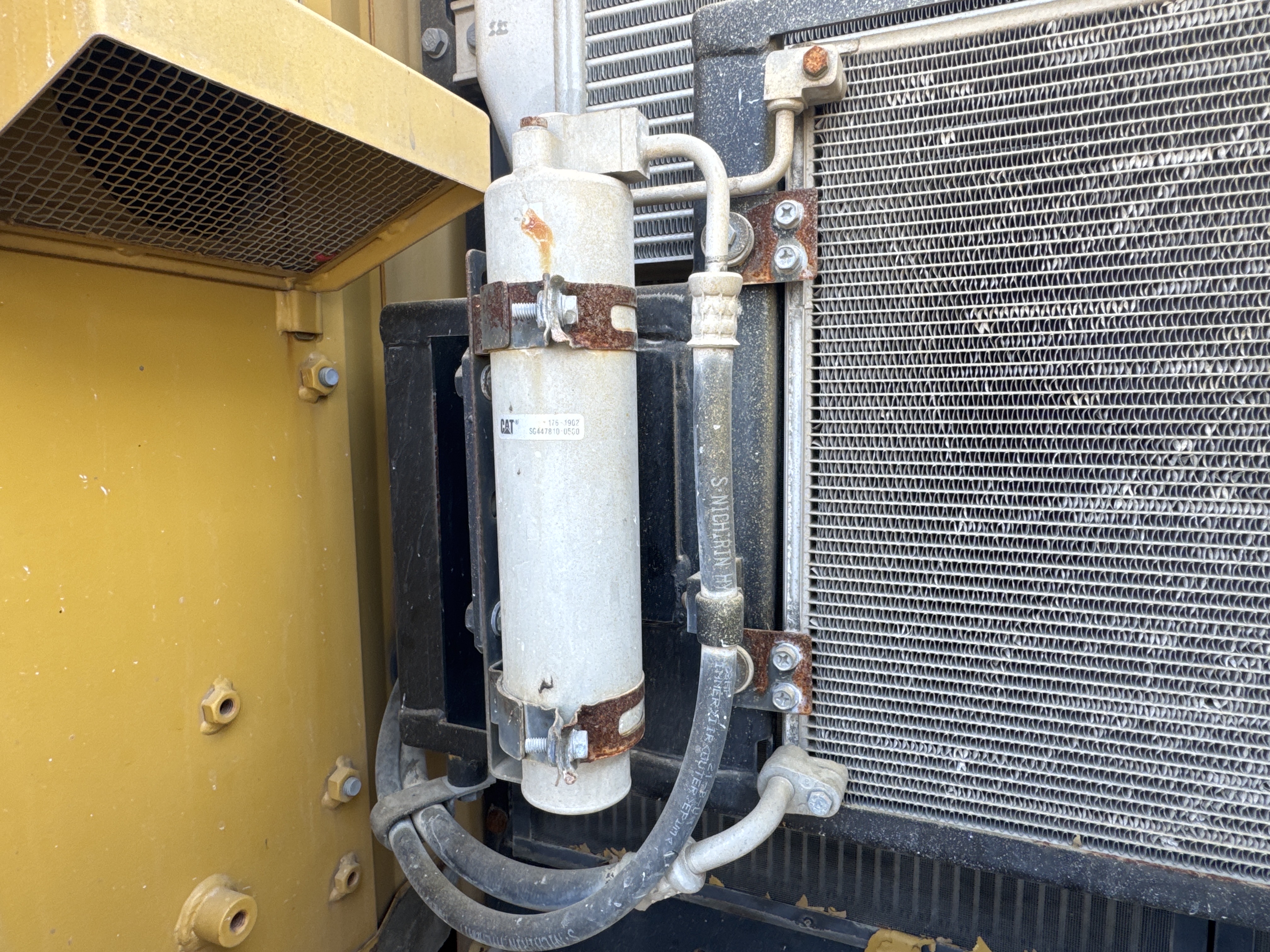 MDX-009-Cat-320D2-Medium-excavators-inspection-Air-conditioning-Refrigerant-lines-2