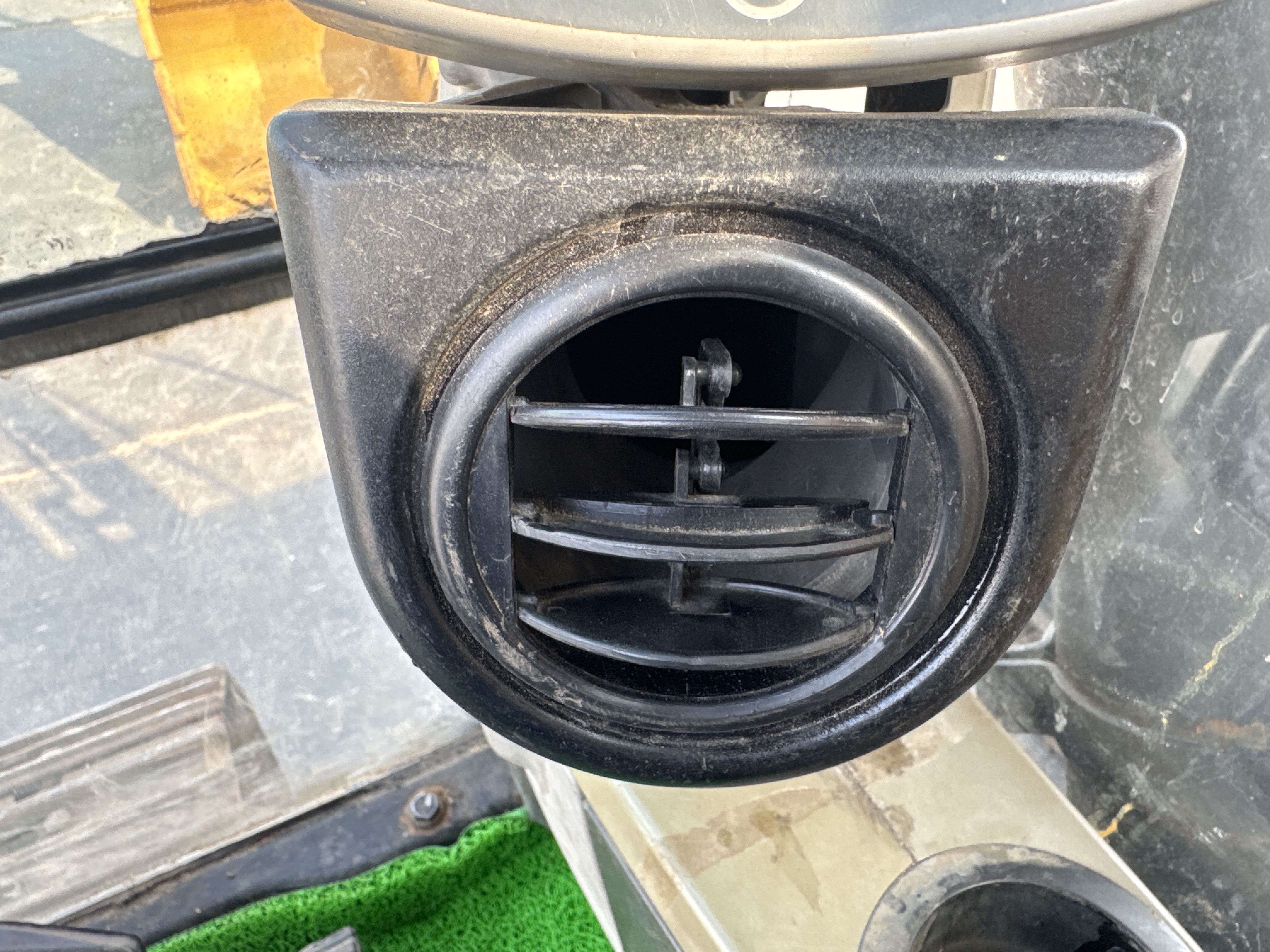 MDX-009-Cat-320D2-Medium-excavators-inspection-Air-conditioning-Vents-and-air-flow-2