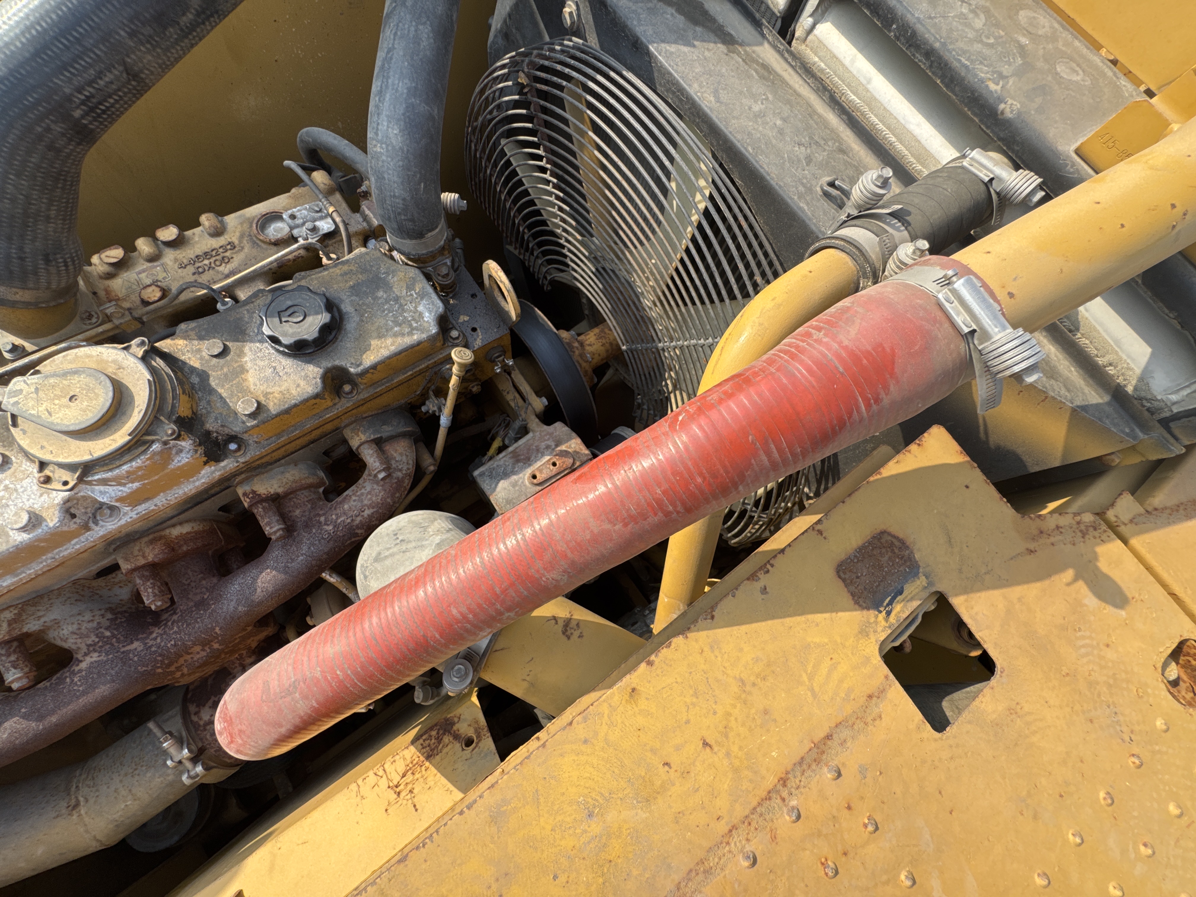 MDX-009-Cat-320D2-Medium-excavators-inspection-Engine-Hoses-2