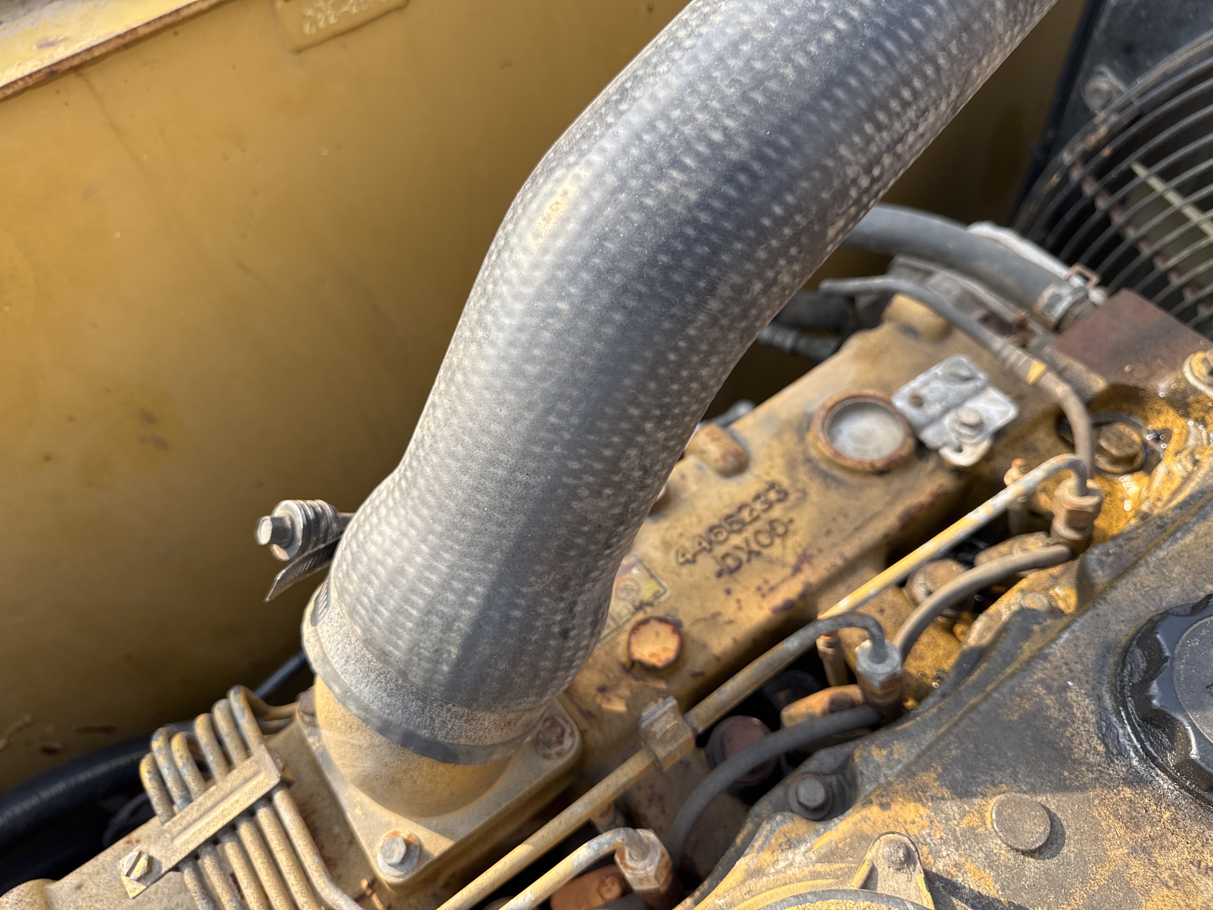 MDX-009-Cat-320D2-Medium-excavators-inspection-Engine-Hoses-2