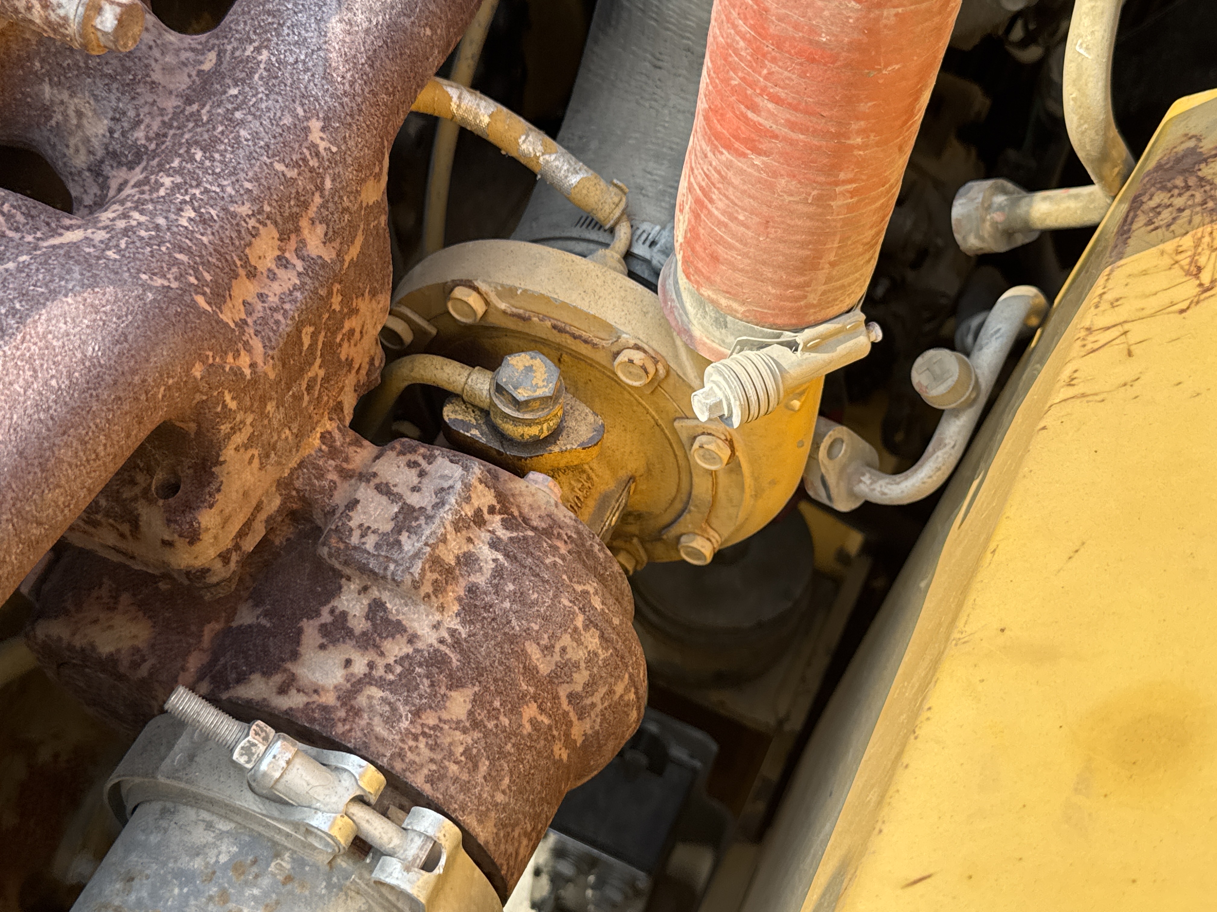 MDX-009-Cat-320D2-Medium-excavators-inspection-Engine-Turbo-2