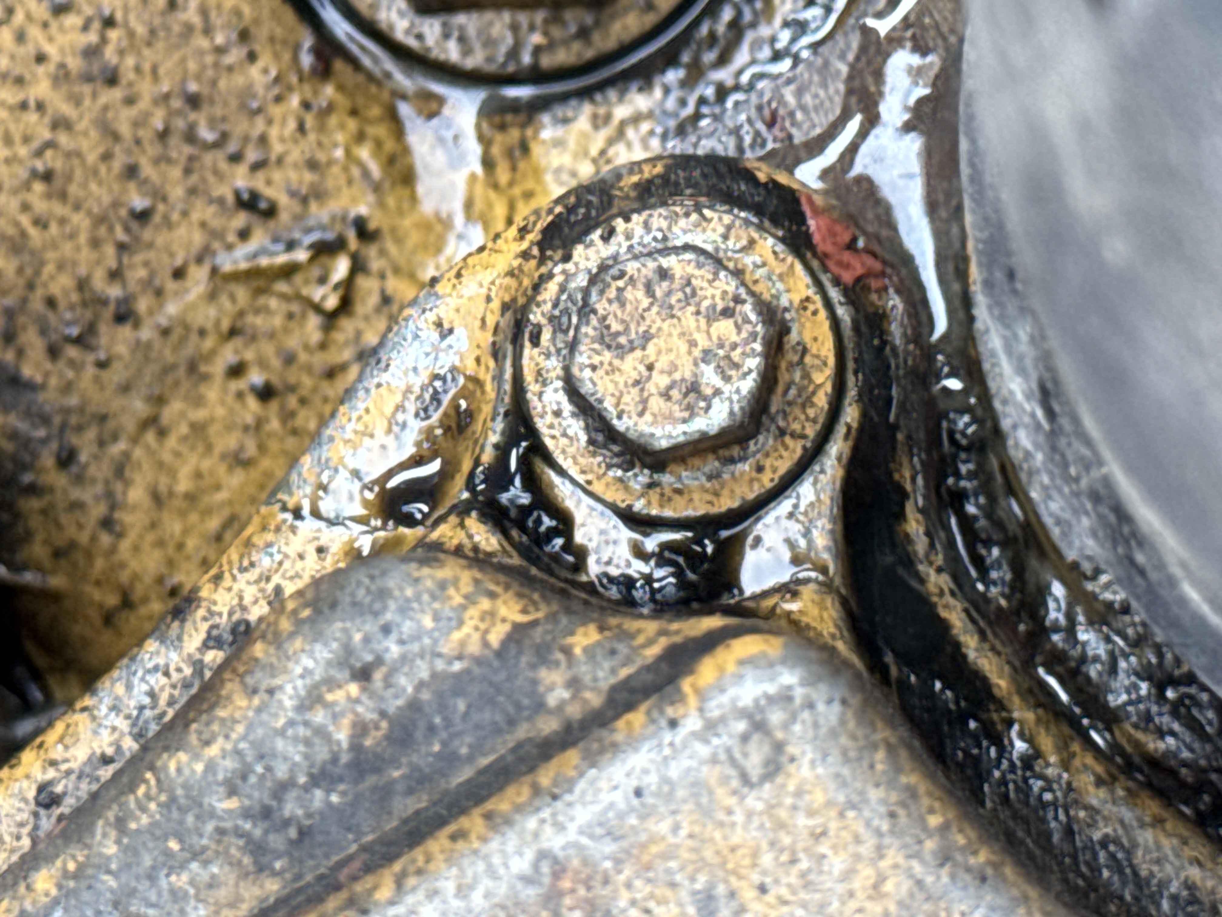 MDX-009-Cat-320D2-Medium-excavators-inspection-Engine-Engine-oil-leaks-2