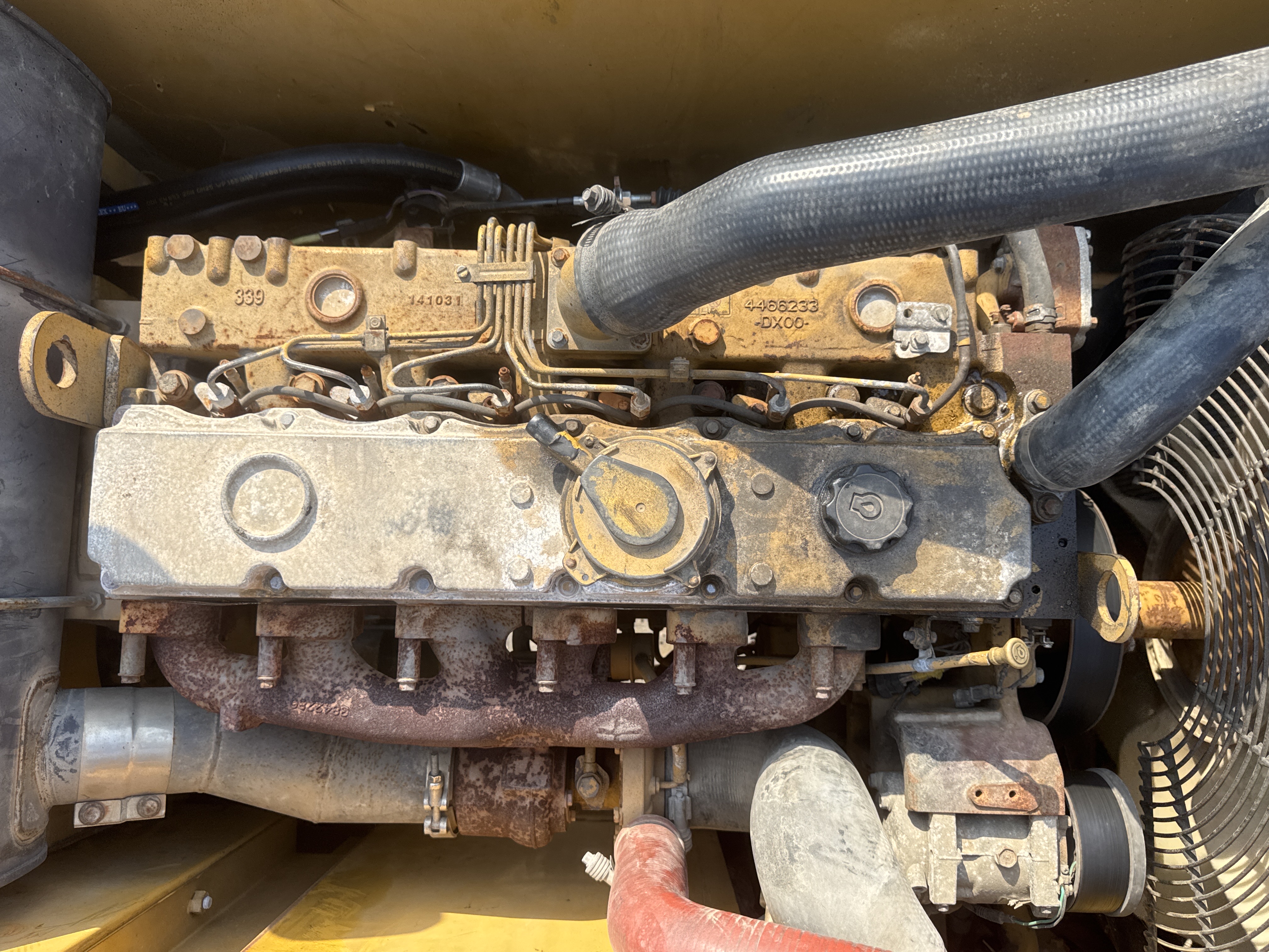MDX-009-Cat-320D2-Medium-excavators-inspection-Engine-Engine-oil-leaks-2