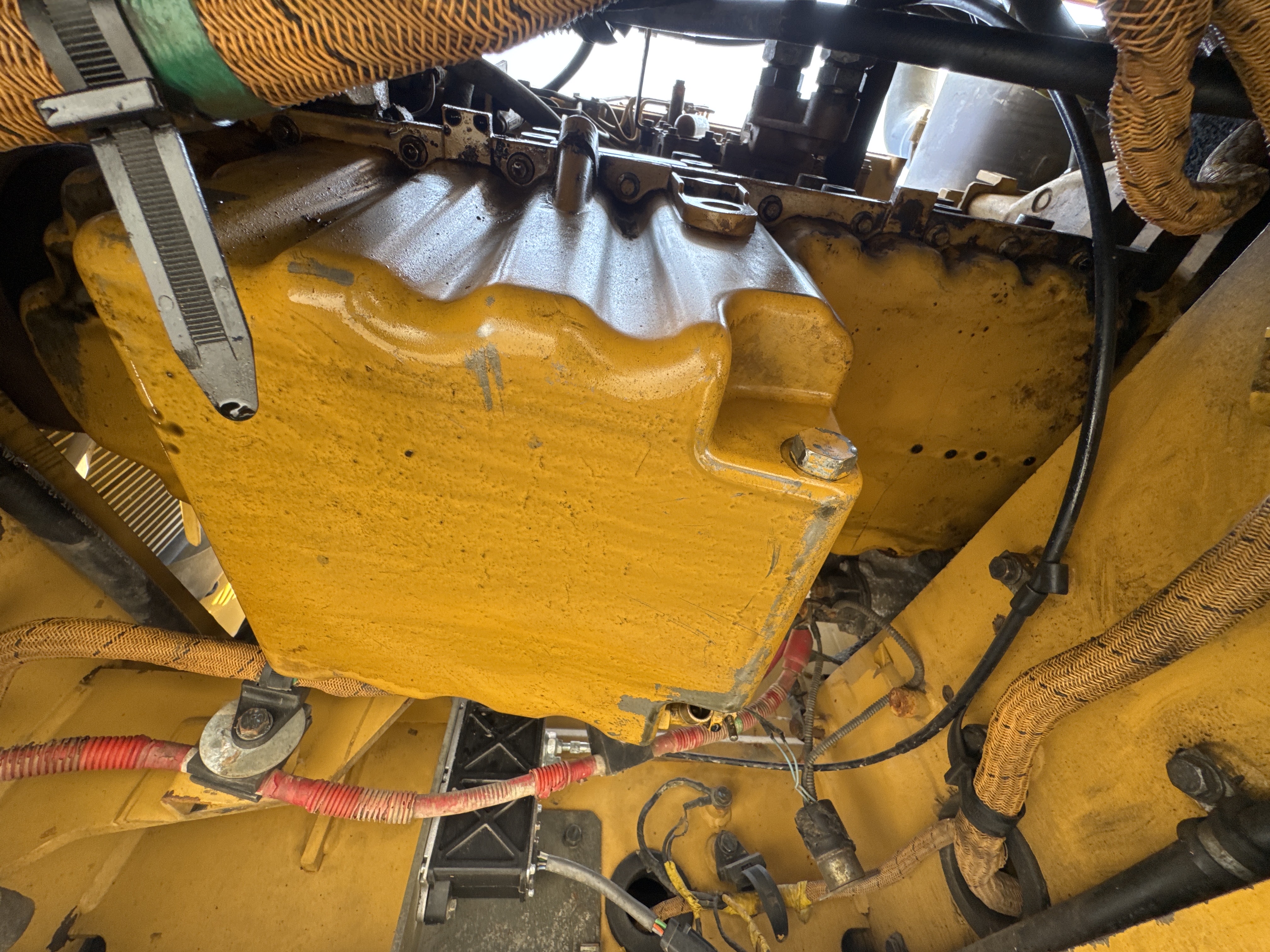 MDX-009-Cat-320D2-Medium-excavators-inspection-Engine-Engine-oil-leaks-2