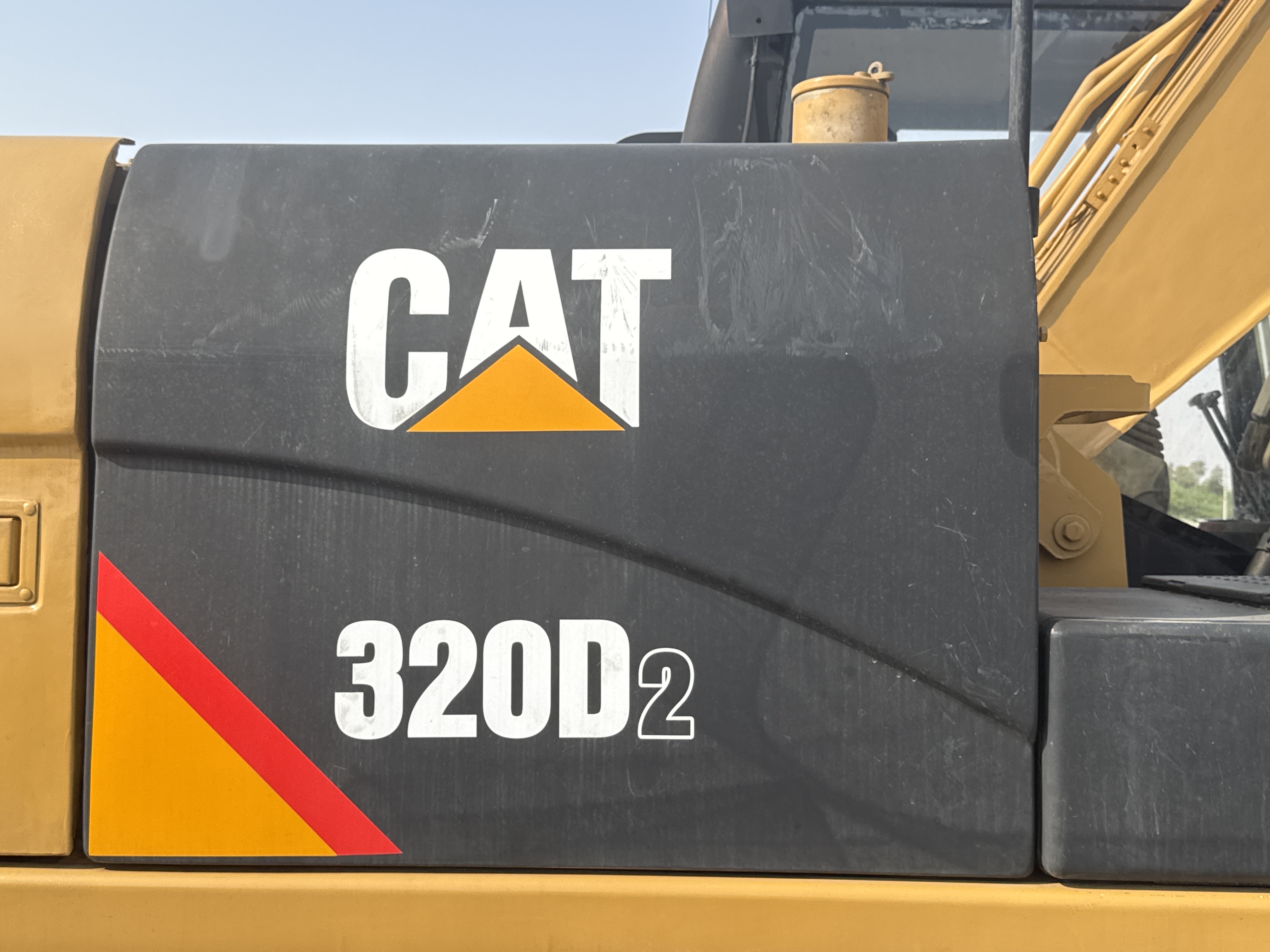 MDX-009-Cat-320D2-Medium-excavators-inspection-Engine-Fuel-tank-2