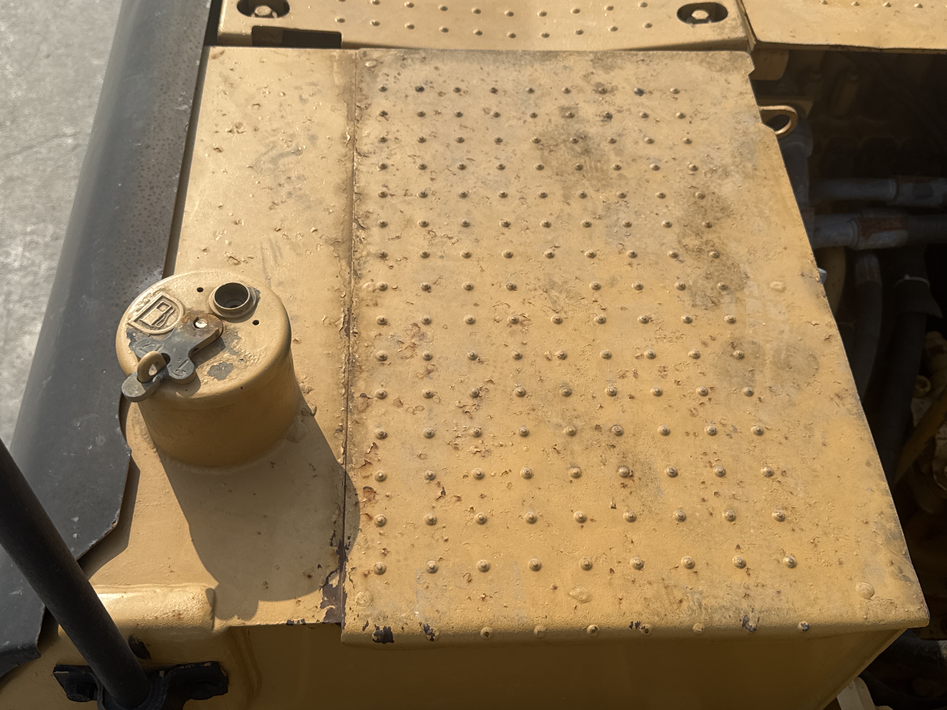 MDX-009-Cat-320D2-Medium-excavators-inspection-Engine-Fuel-tank-2