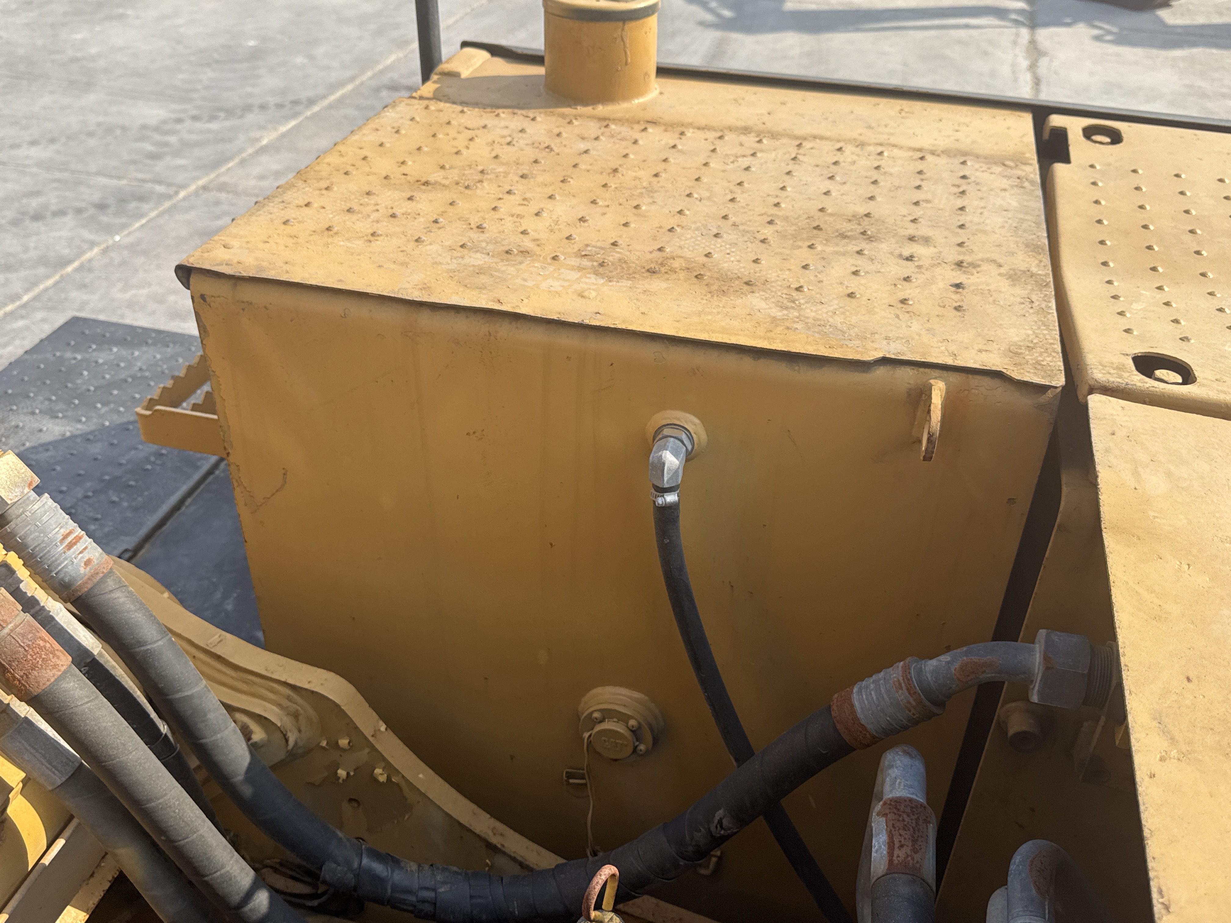 MDX-009-Cat-320D2-Medium-excavators-inspection-Engine-Fuel-tank-2