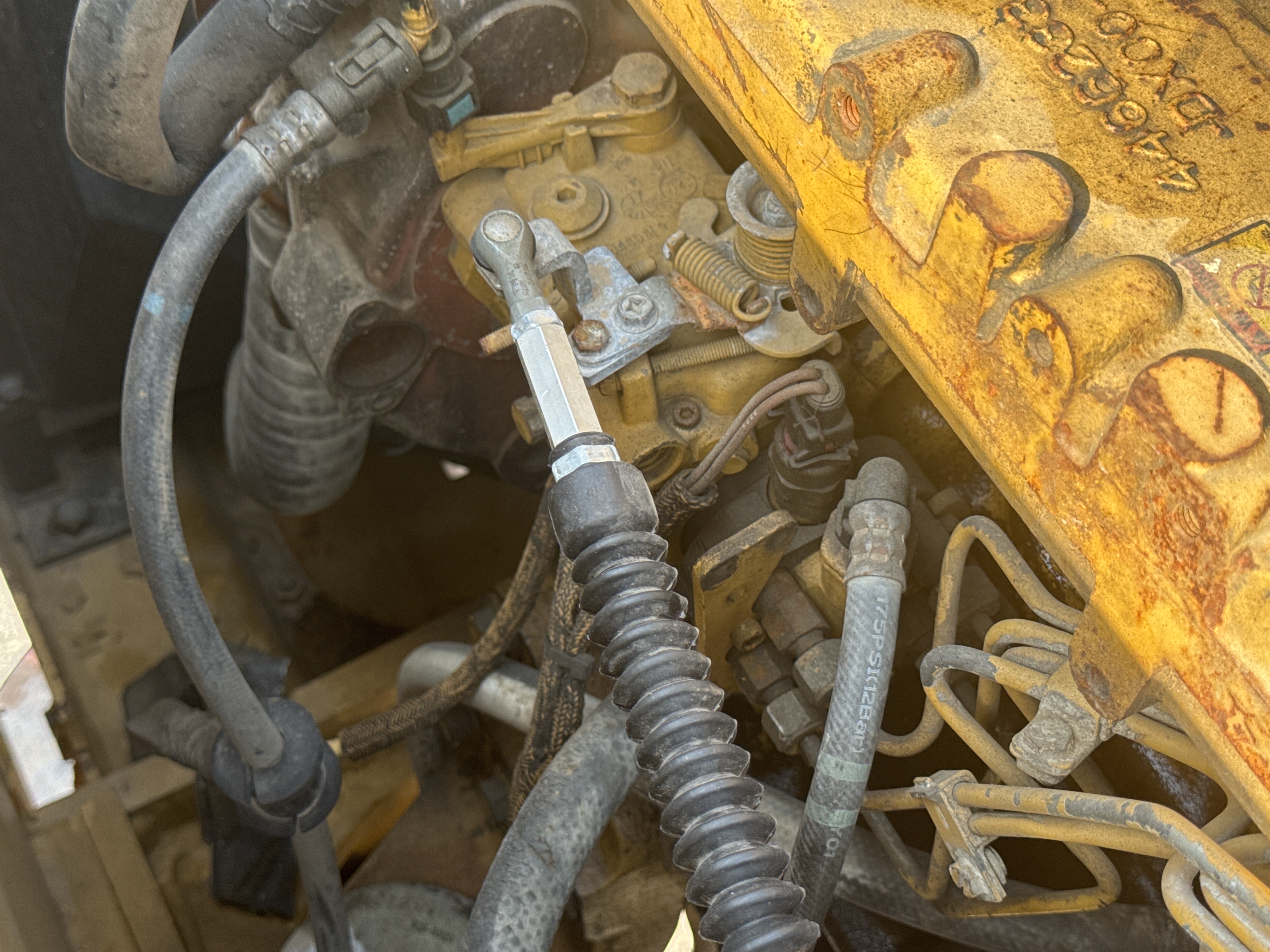 MDX-009-Cat-320D2-Medium-excavators-inspection-Engine-Fuel-leaks-2