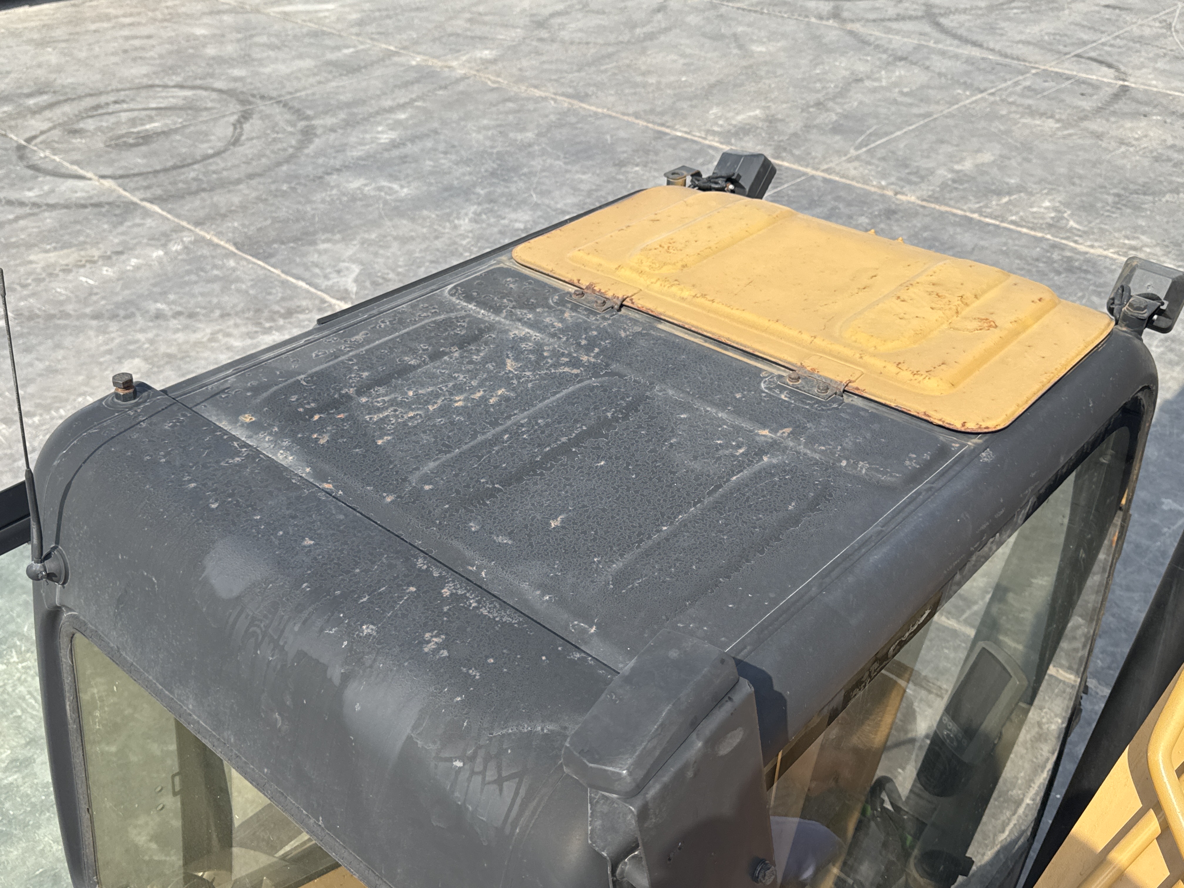 MDX-009-Cat-320D2-Medium-excavators-inspection-Safety-Rollover-protective-structure-(ROPS-/-FOPS)-2