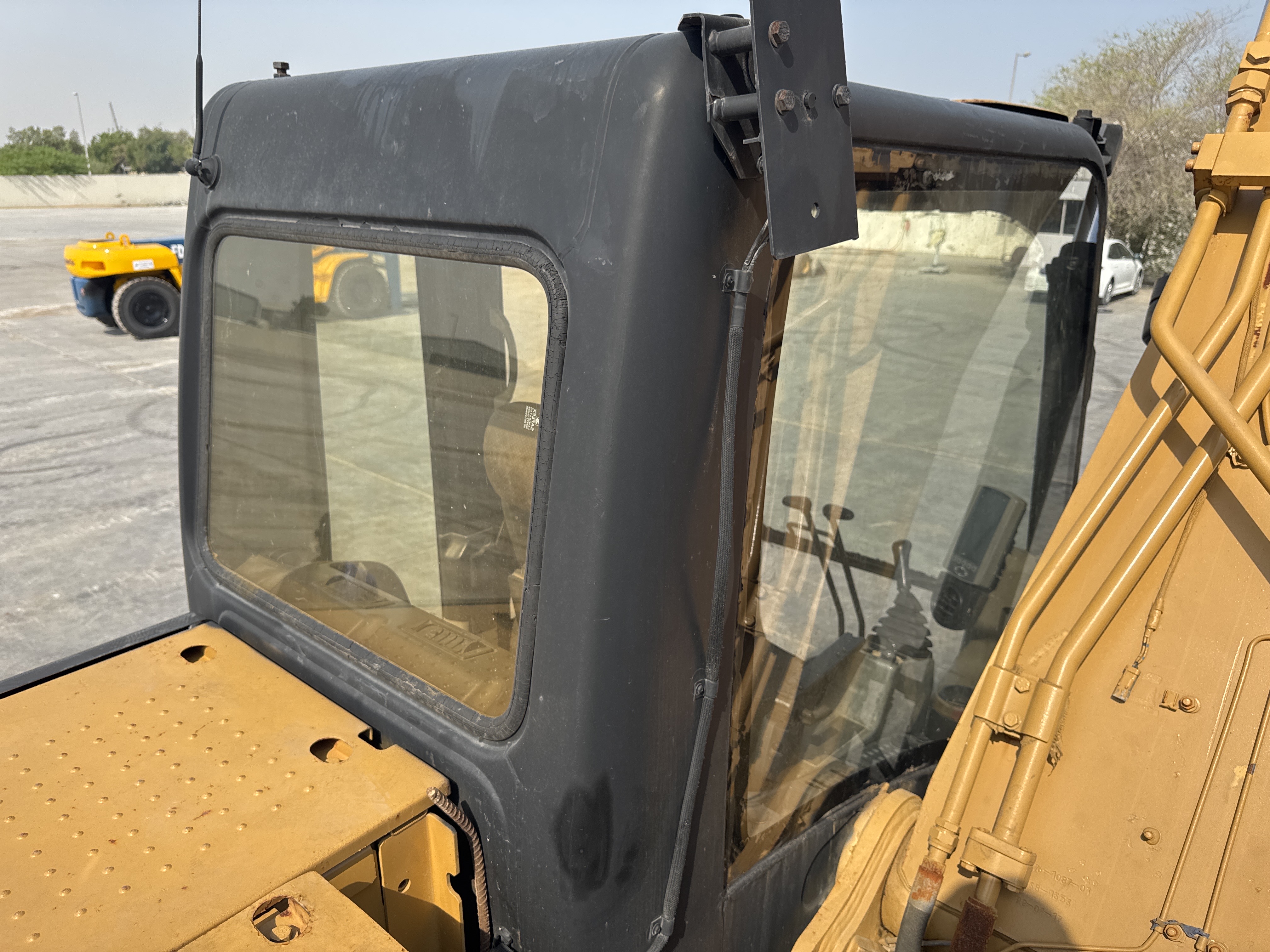 MDX-009-Cat-320D2-Medium-excavators-inspection-Safety-Glass-2