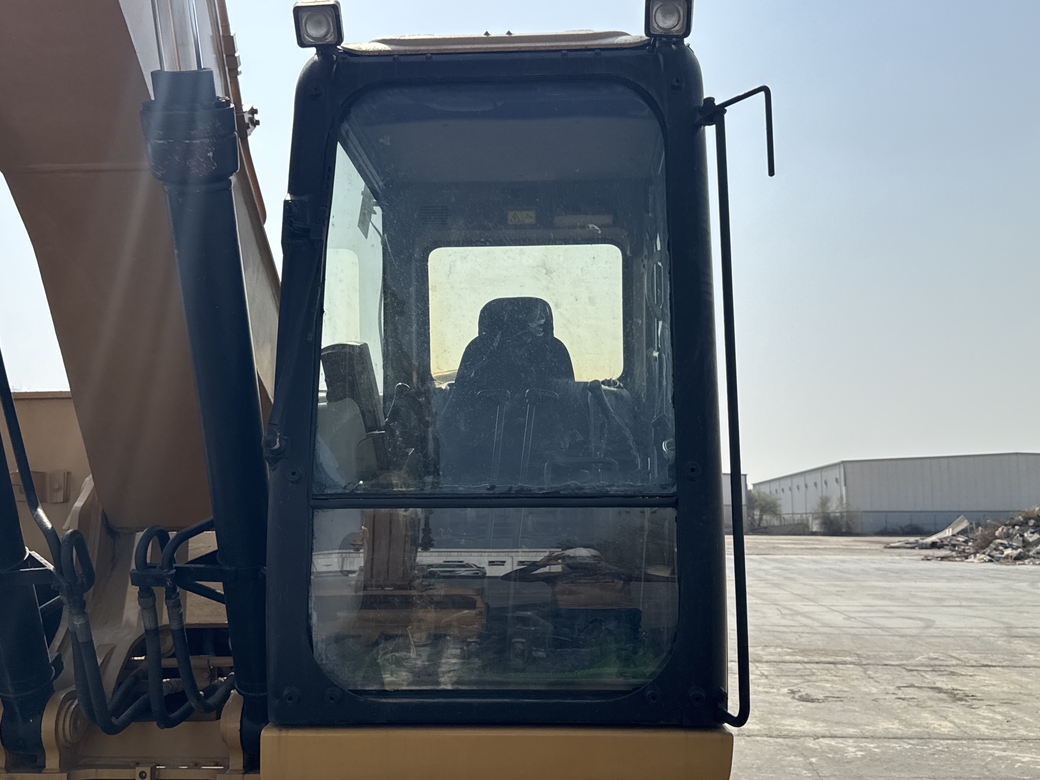 MDX-009-Cat-320D2-Medium-excavators-inspection-Safety-Glass-2