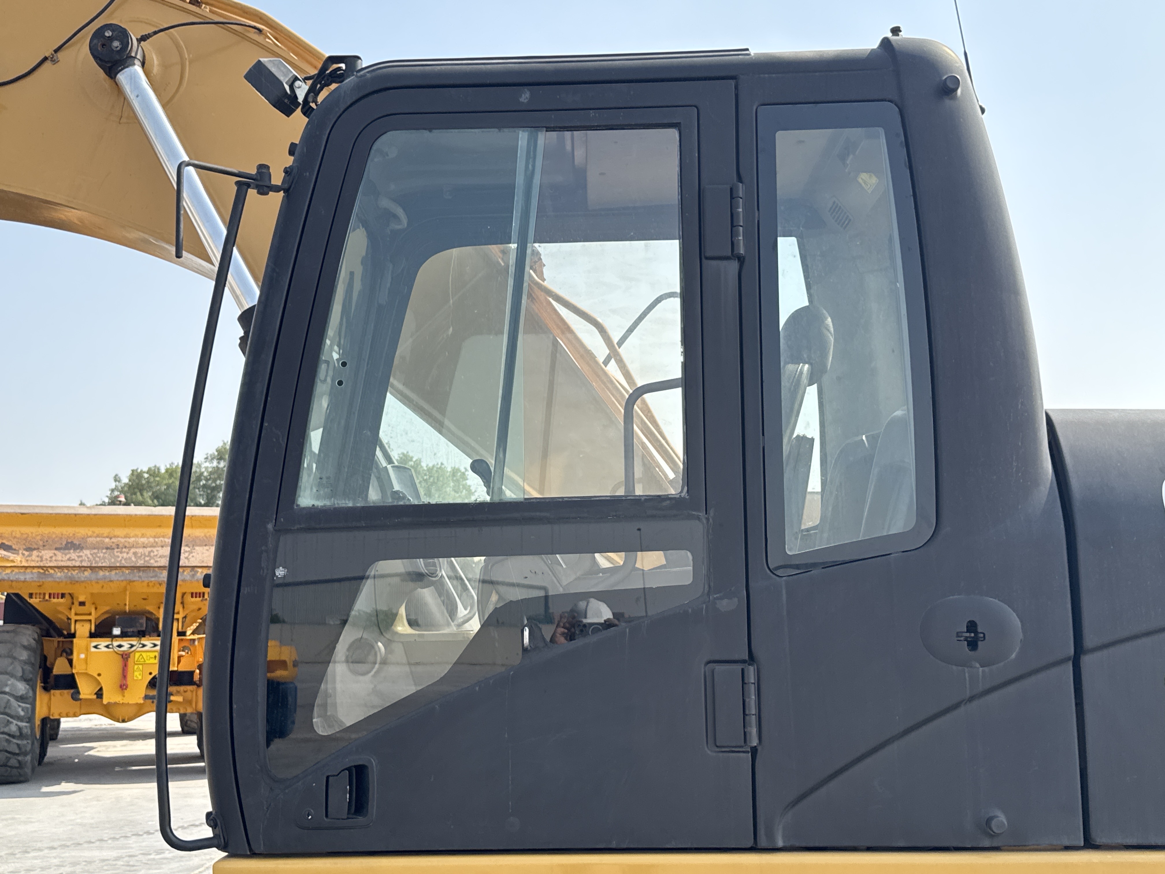 MDX-009-Cat-320D2-Medium-excavators-inspection-Safety-Glass-2
