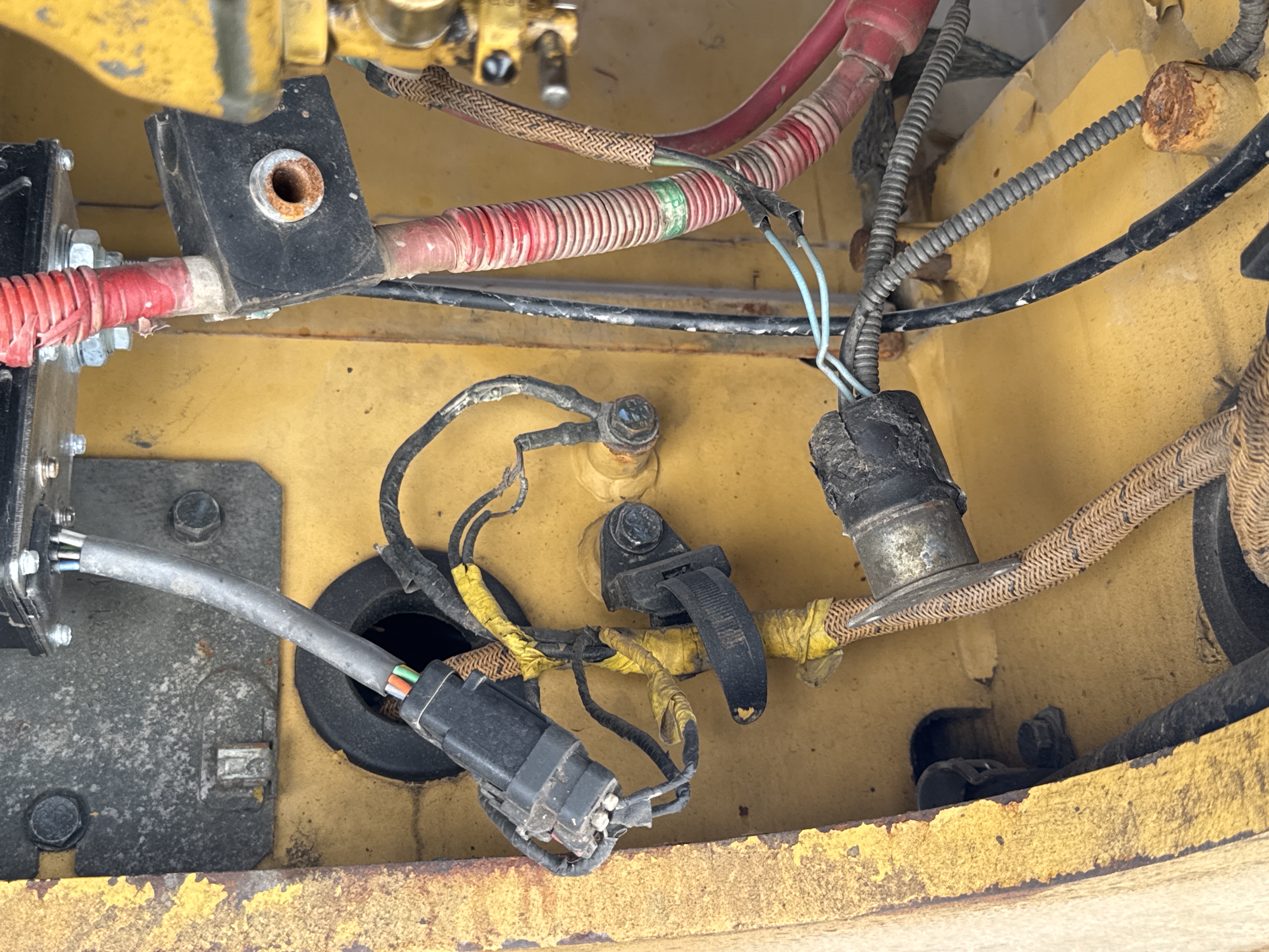 MDX-009-Cat-320D2-Medium-excavators-inspection-Electronics-Main-harness-2