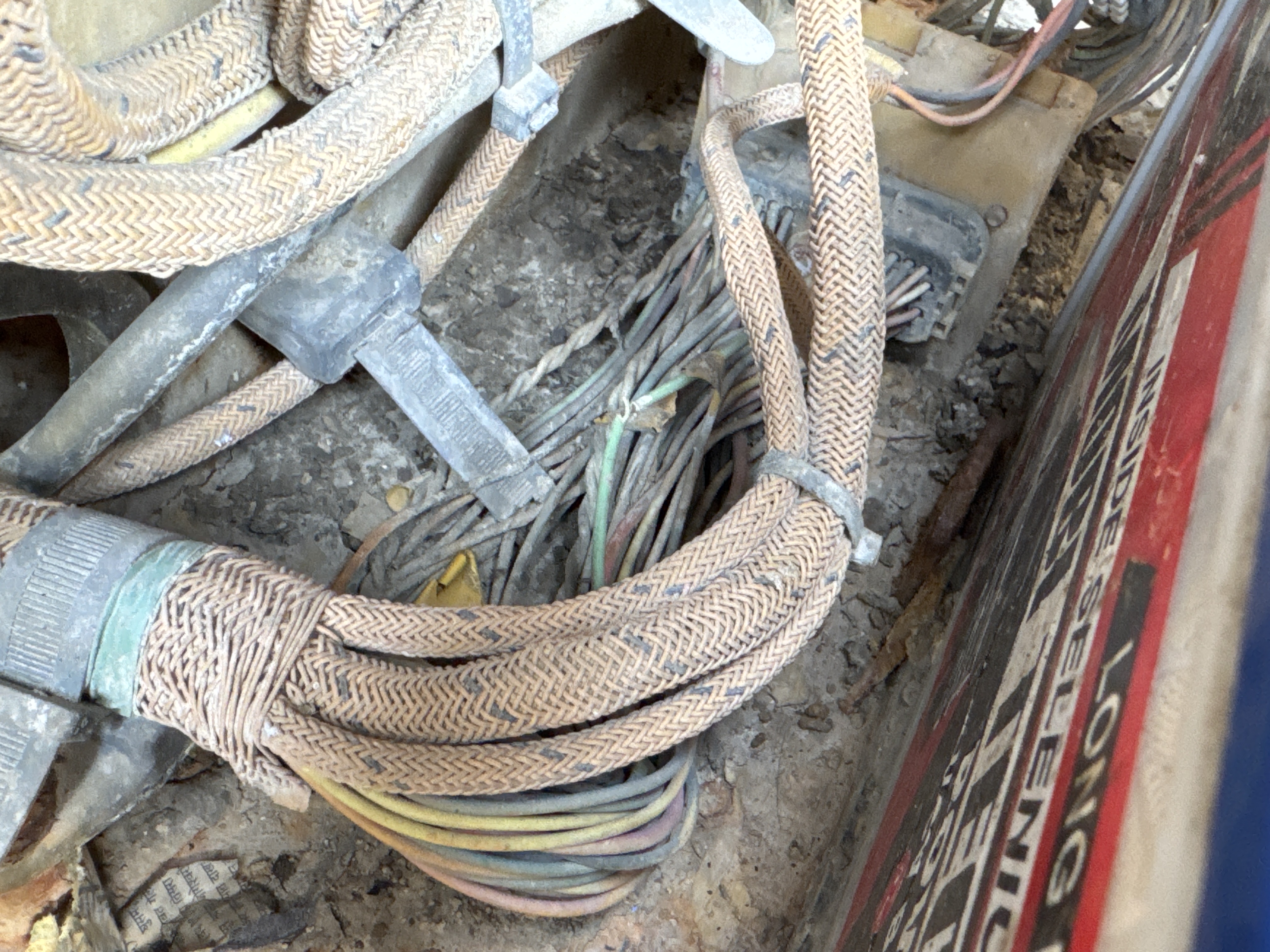 MDX-009-Cat-320D2-Medium-excavators-inspection-Electronics-Main-harness-2