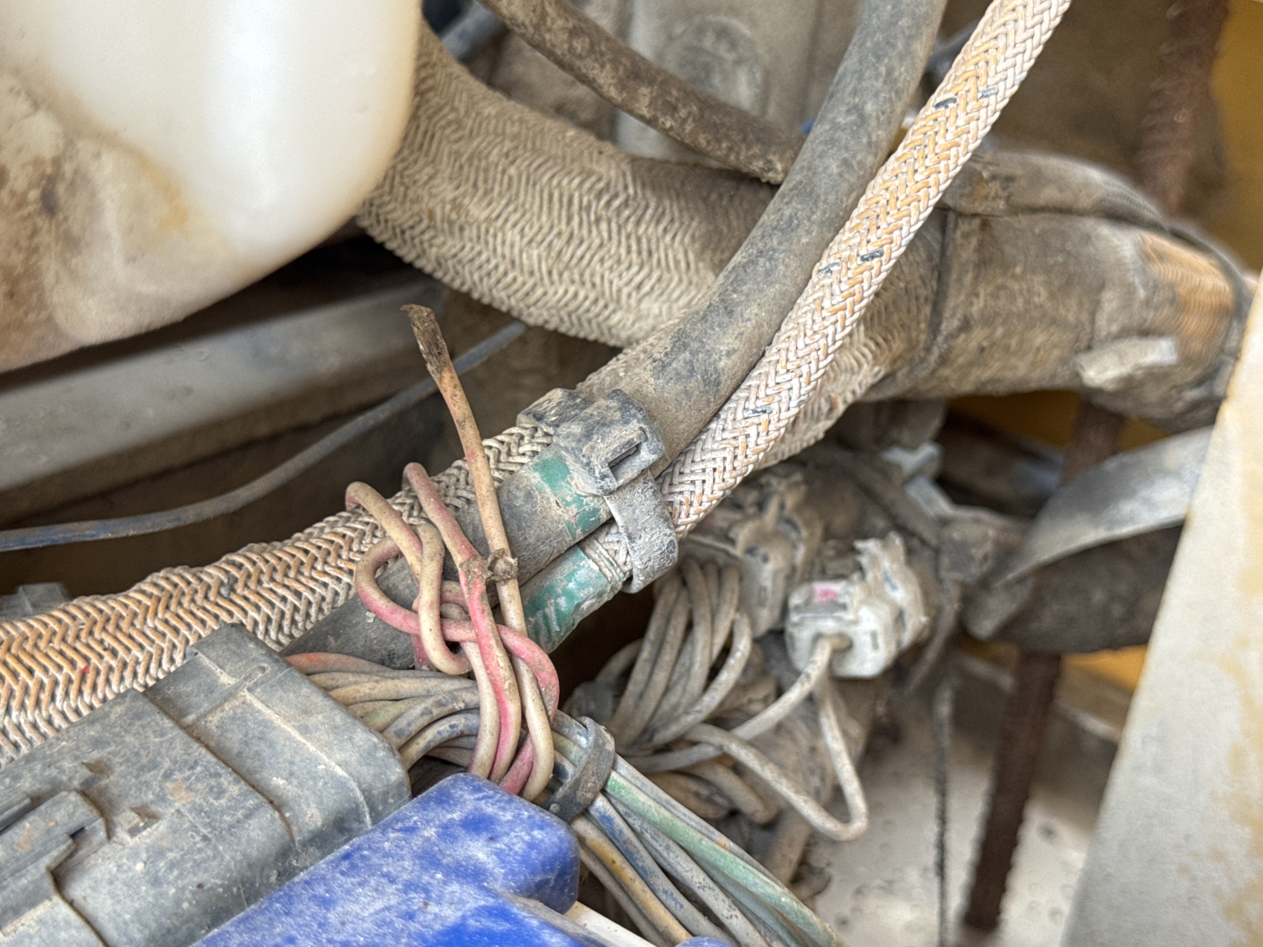 MDX-009-Cat-320D2-Medium-excavators-inspection-Electronics-Main-harness-2