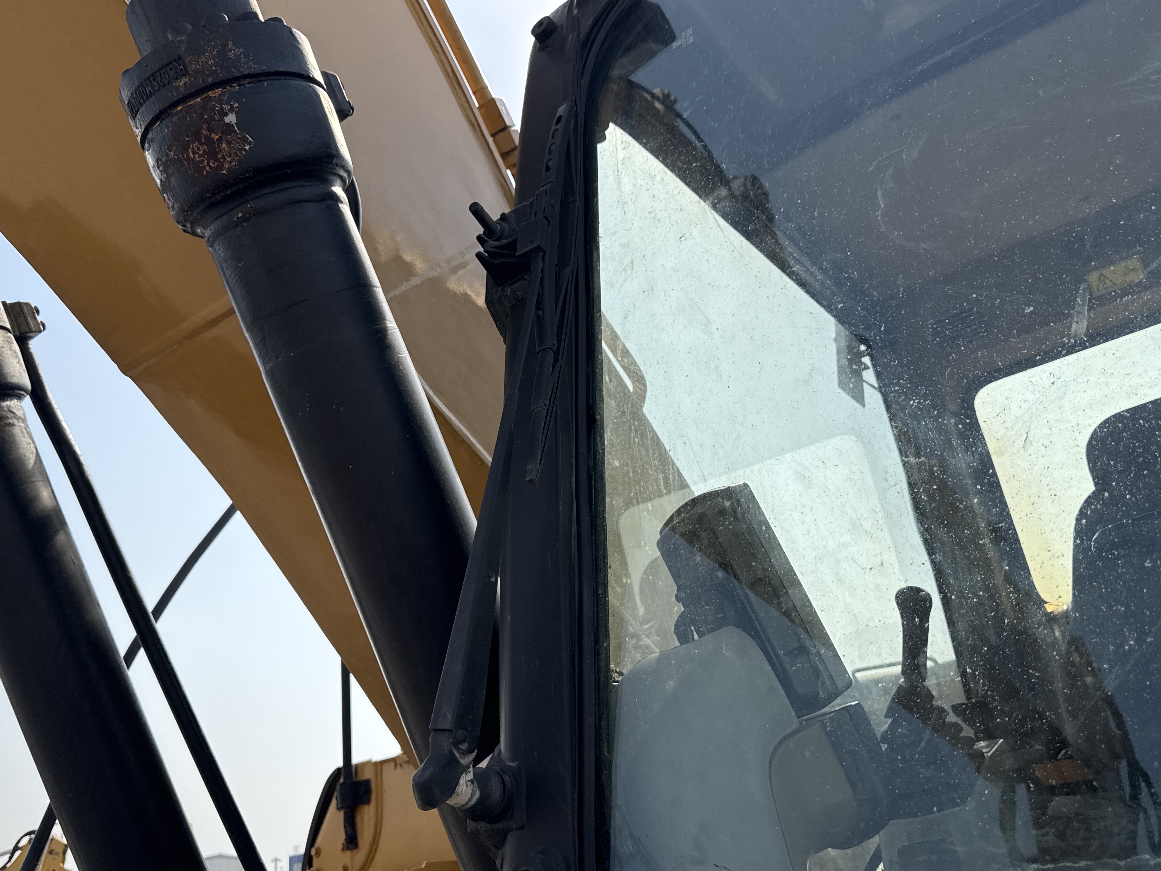 MDX-009-Cat-320D2-Medium-excavators-inspection-Electronics-Wipers-2