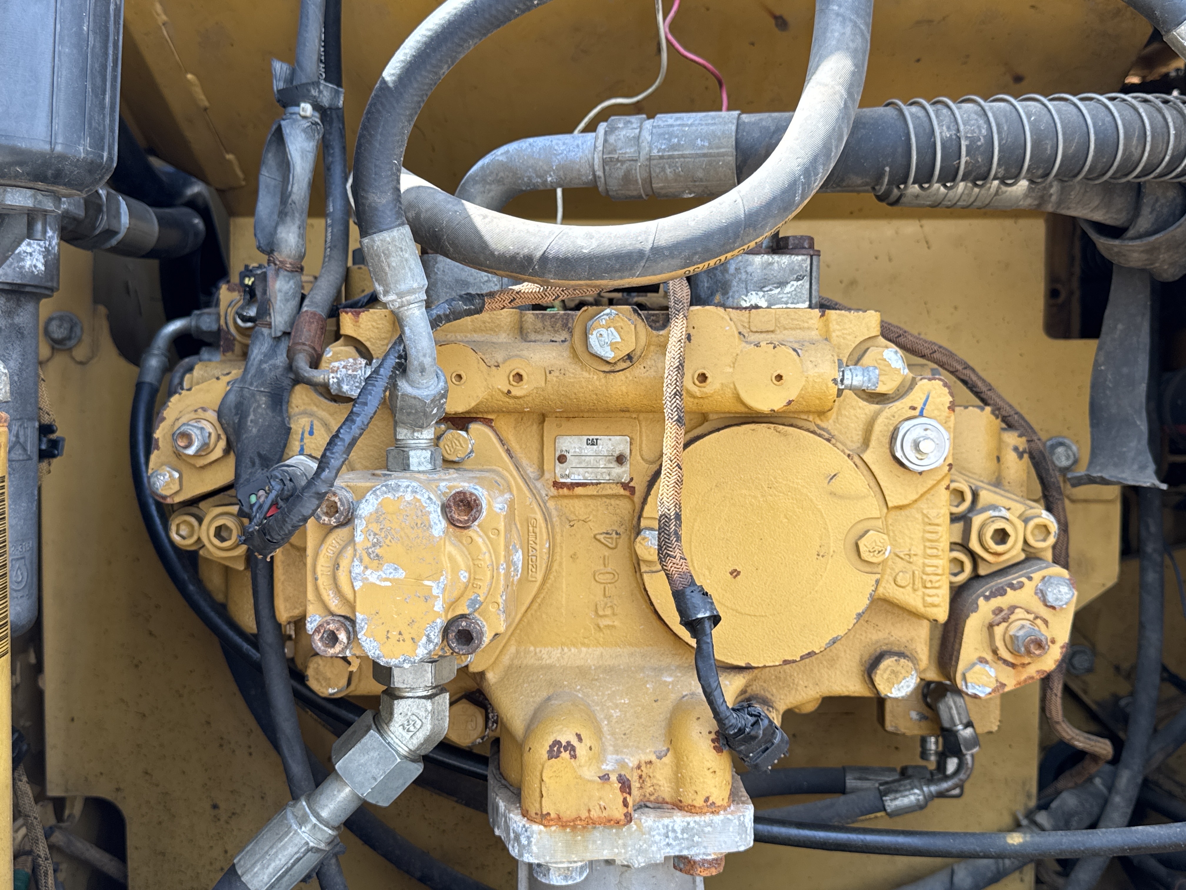 MDX-009-Cat-320D2-Medium-excavators-inspection-Hydraulics-Hydraulic-pump-2