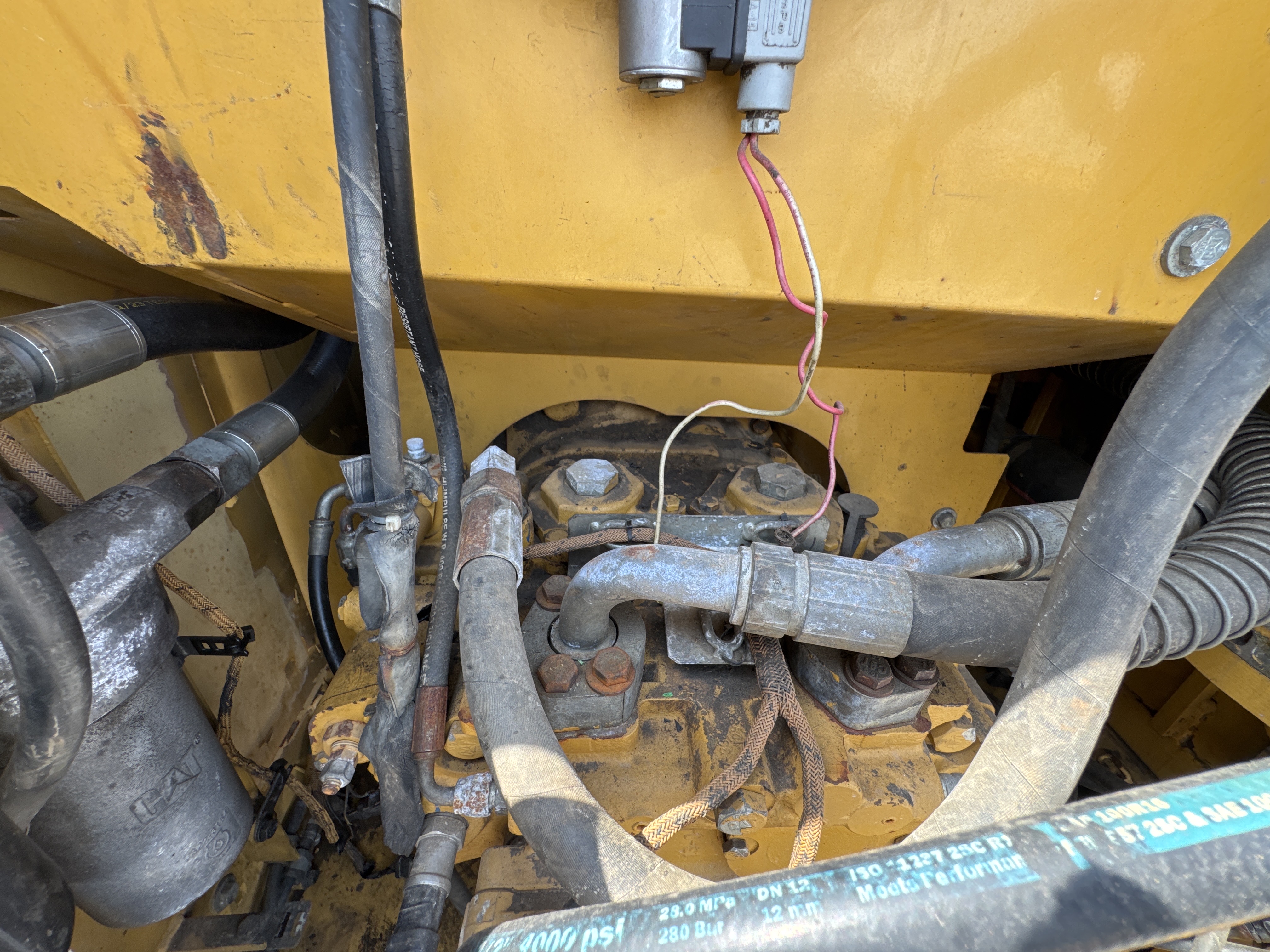 MDX-009-Cat-320D2-Medium-excavators-inspection-Hydraulics-Hydraulic-pump-2