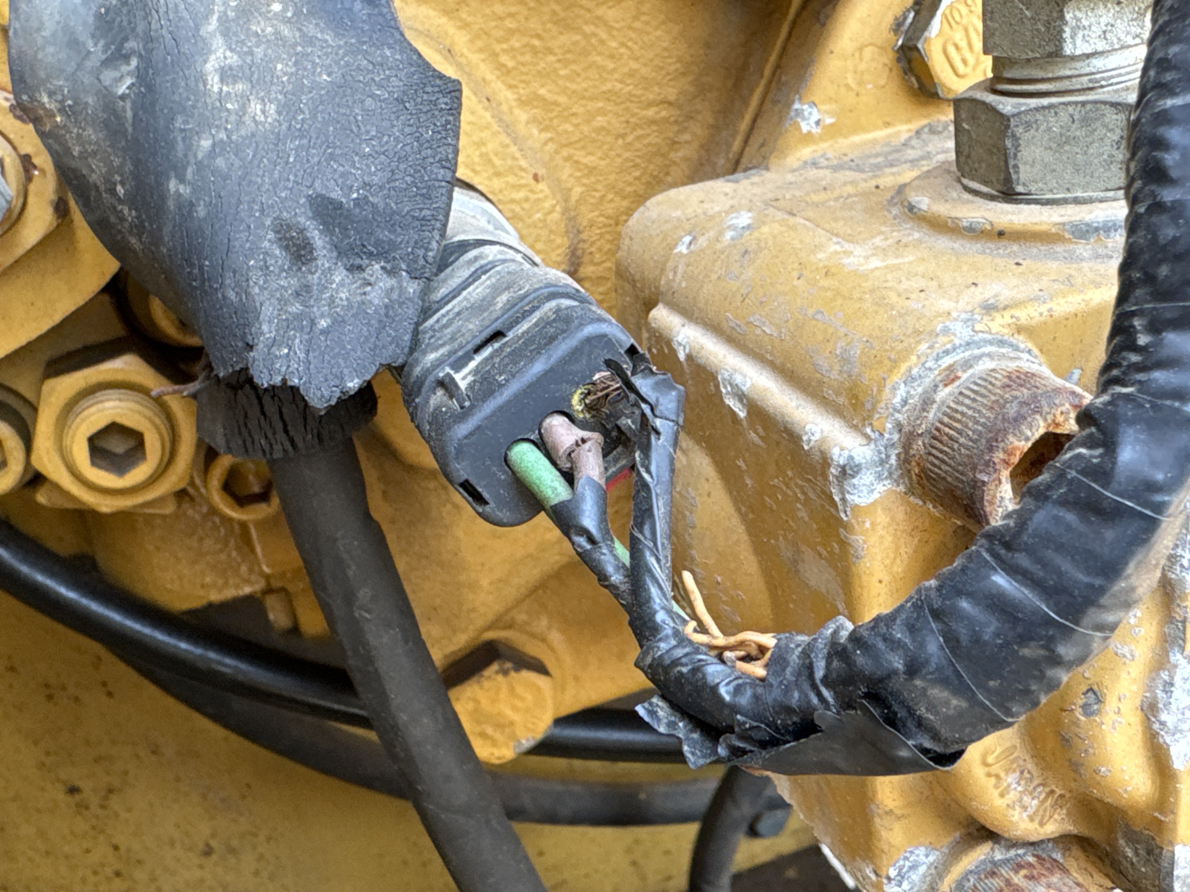 MDX-009-Cat-320D2-Medium-excavators-inspection-Hydraulics-Wiring-harness-2
