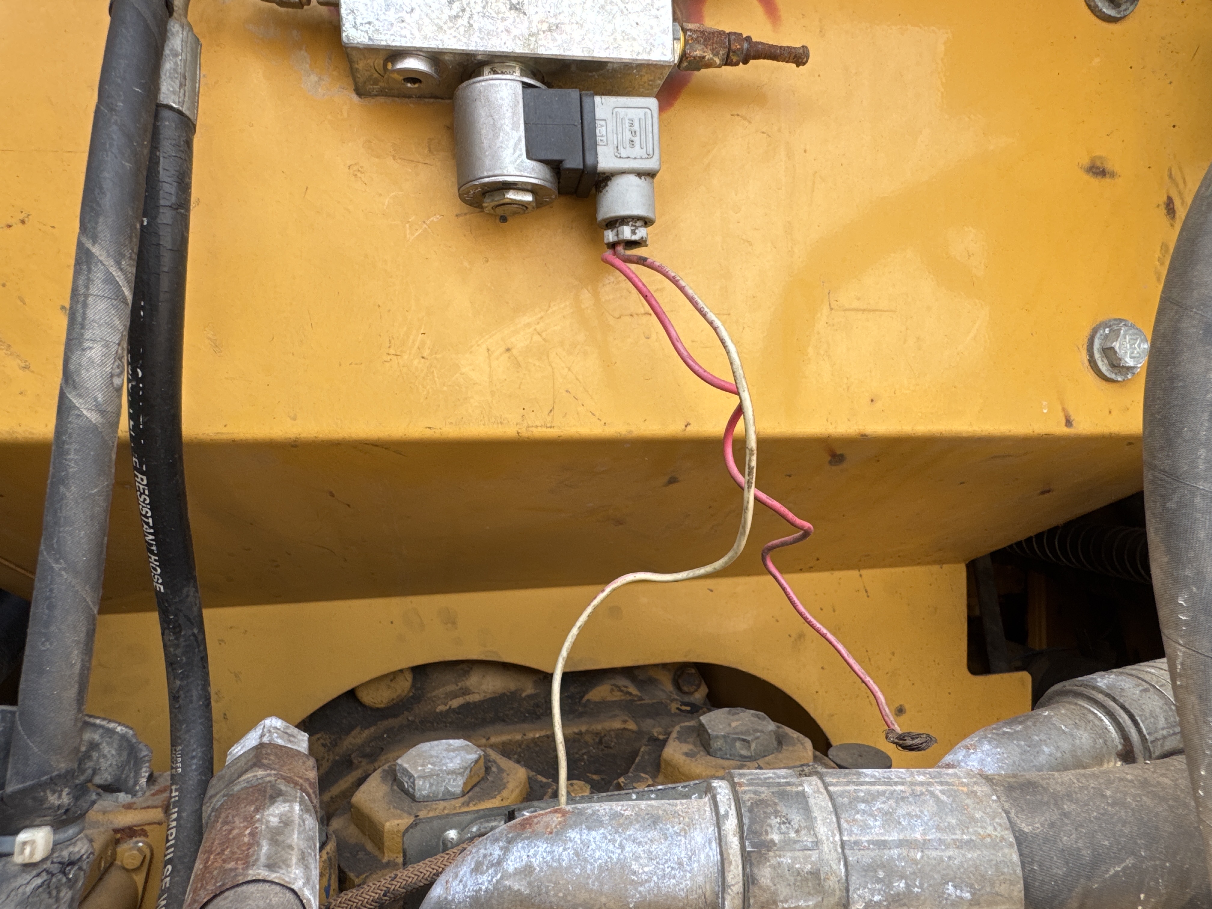 MDX-009-Cat-320D2-Medium-excavators-inspection-Hydraulics-Wiring-harness-2