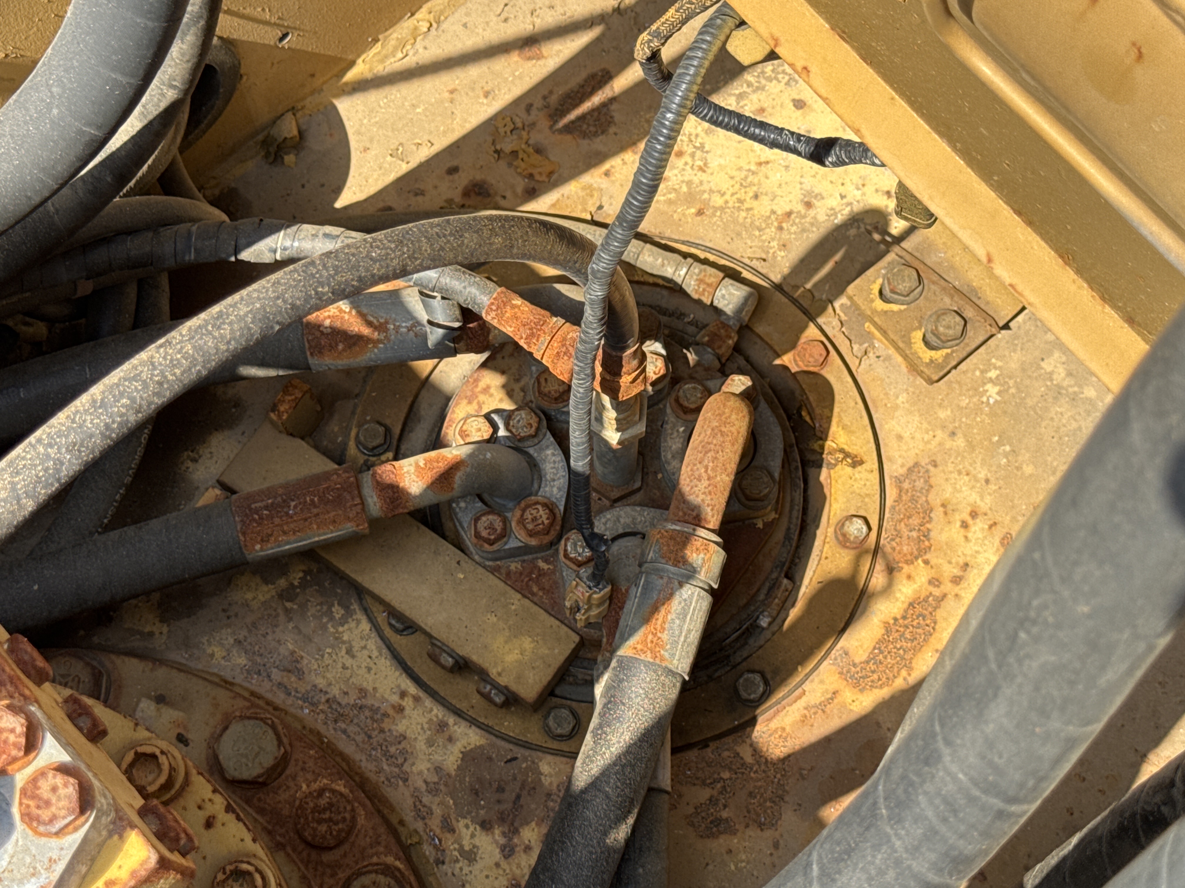 MDX-009-Cat-320D2-Medium-excavators-inspection-Hydraulics-Center-swivel-joint-2