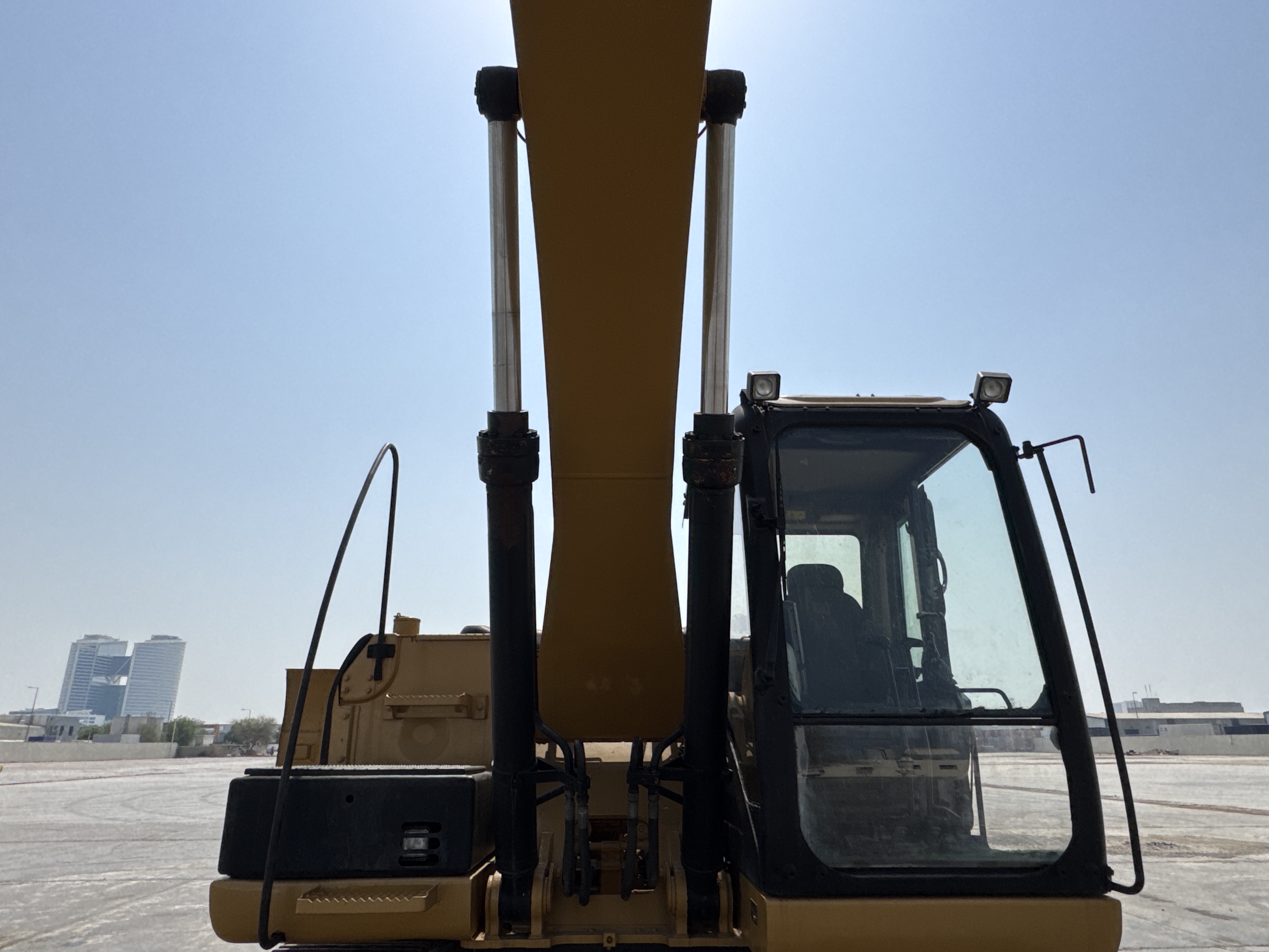 MDX-009-Cat-320D2-Medium-excavators-inspection-Hydraulics-Boom-lift-cylinder-2