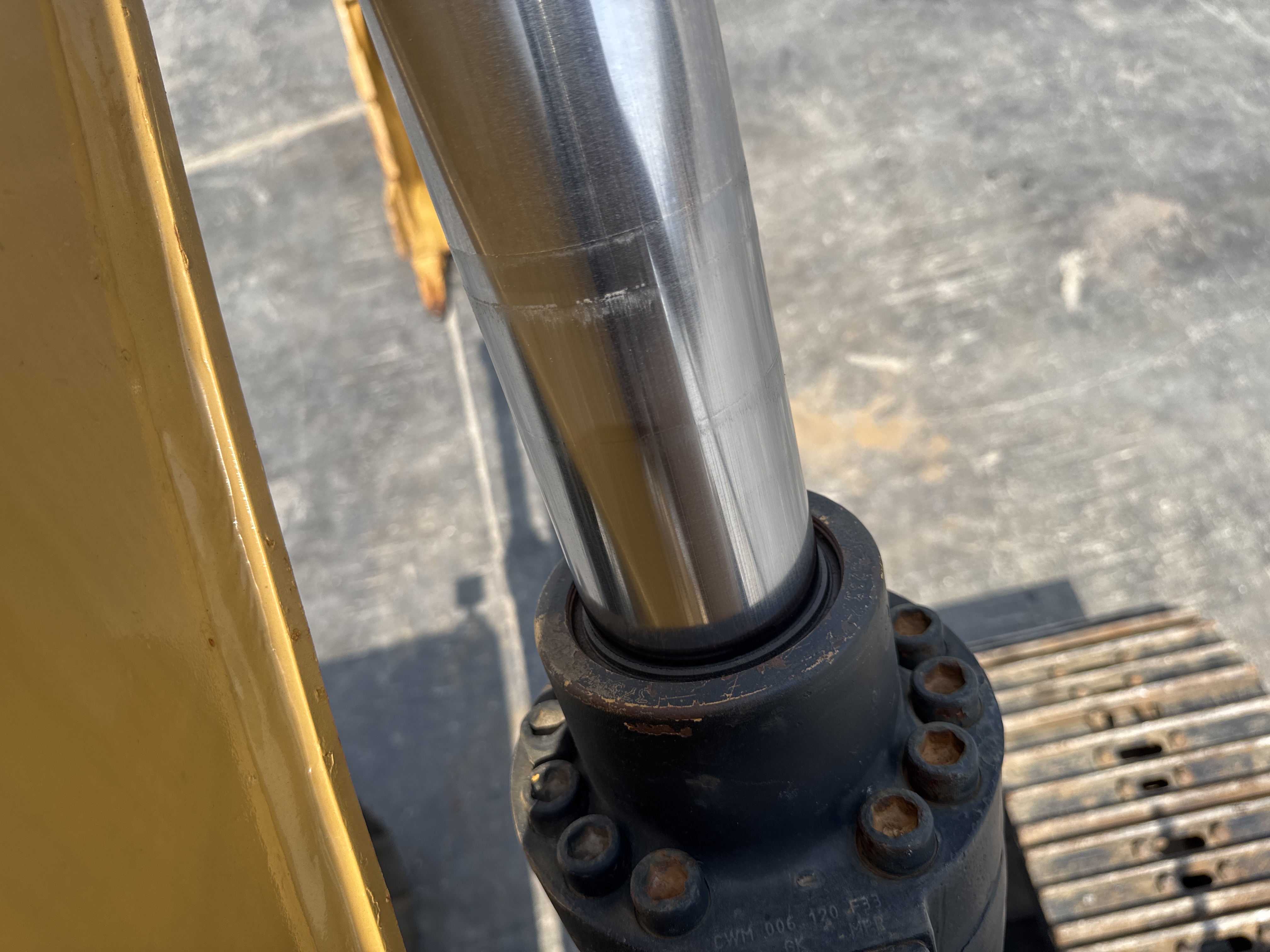 MDX-009-Cat-320D2-Medium-excavators-inspection-Hydraulics-Boom-lift-cylinder-2