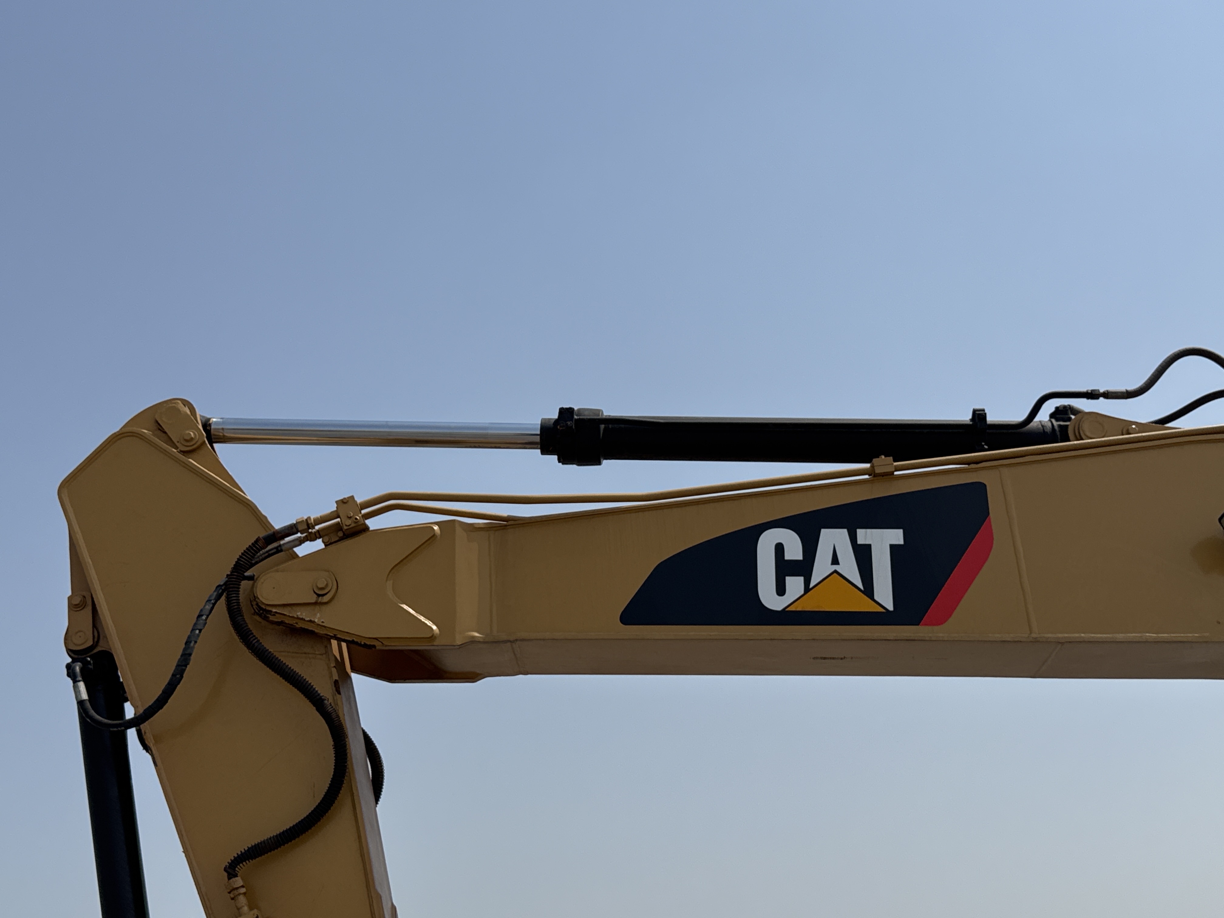 MDX-009-Cat-320D2-Medium-excavators-inspection-Hydraulics-Stick-cylinder-2
