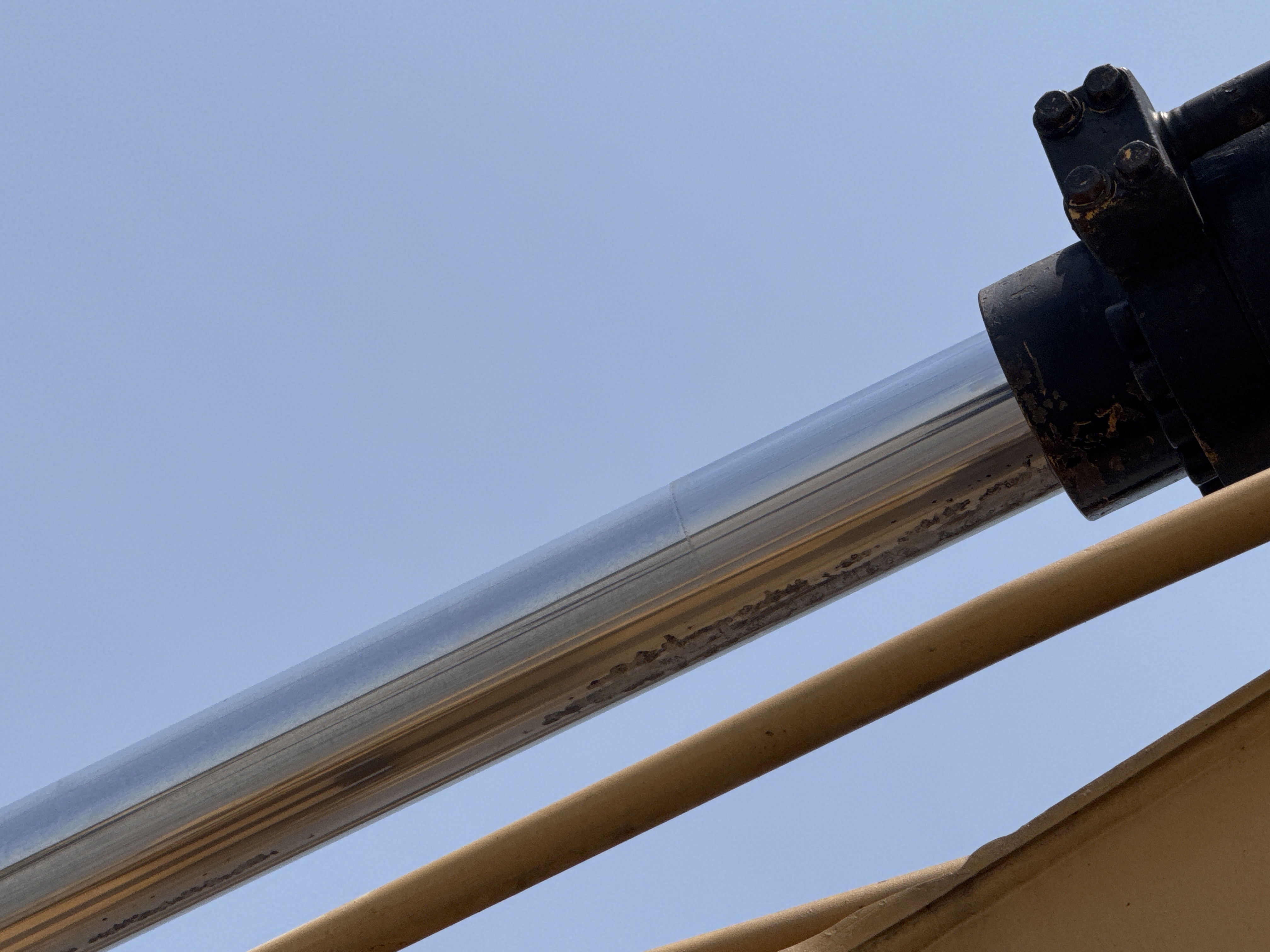 MDX-009-Cat-320D2-Medium-excavators-inspection-Hydraulics-Stick-cylinder-2