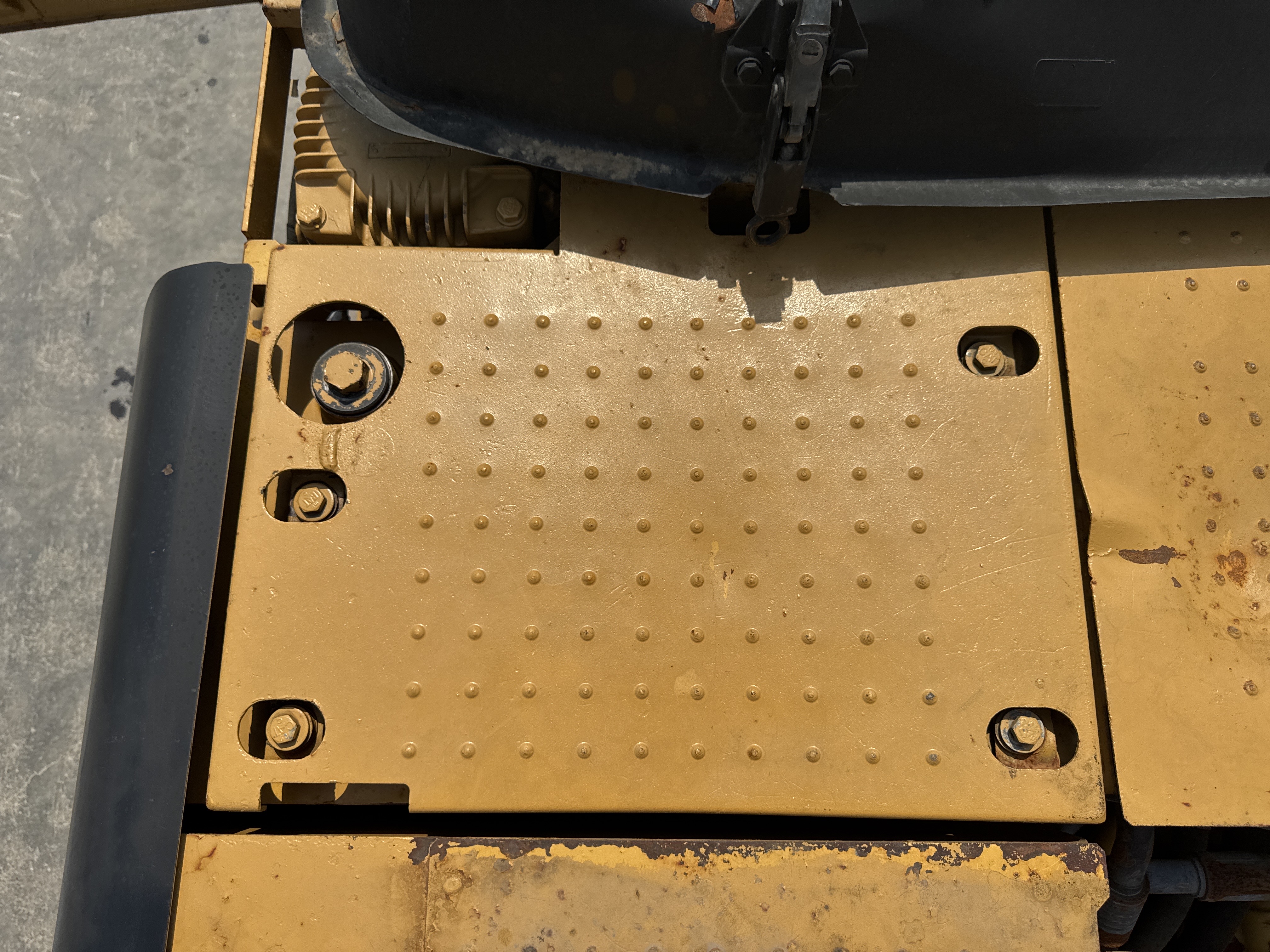 MDX-009-Cat-320D2-Medium-excavators-inspection-Hydraulics-Hydraulic-Tank-2