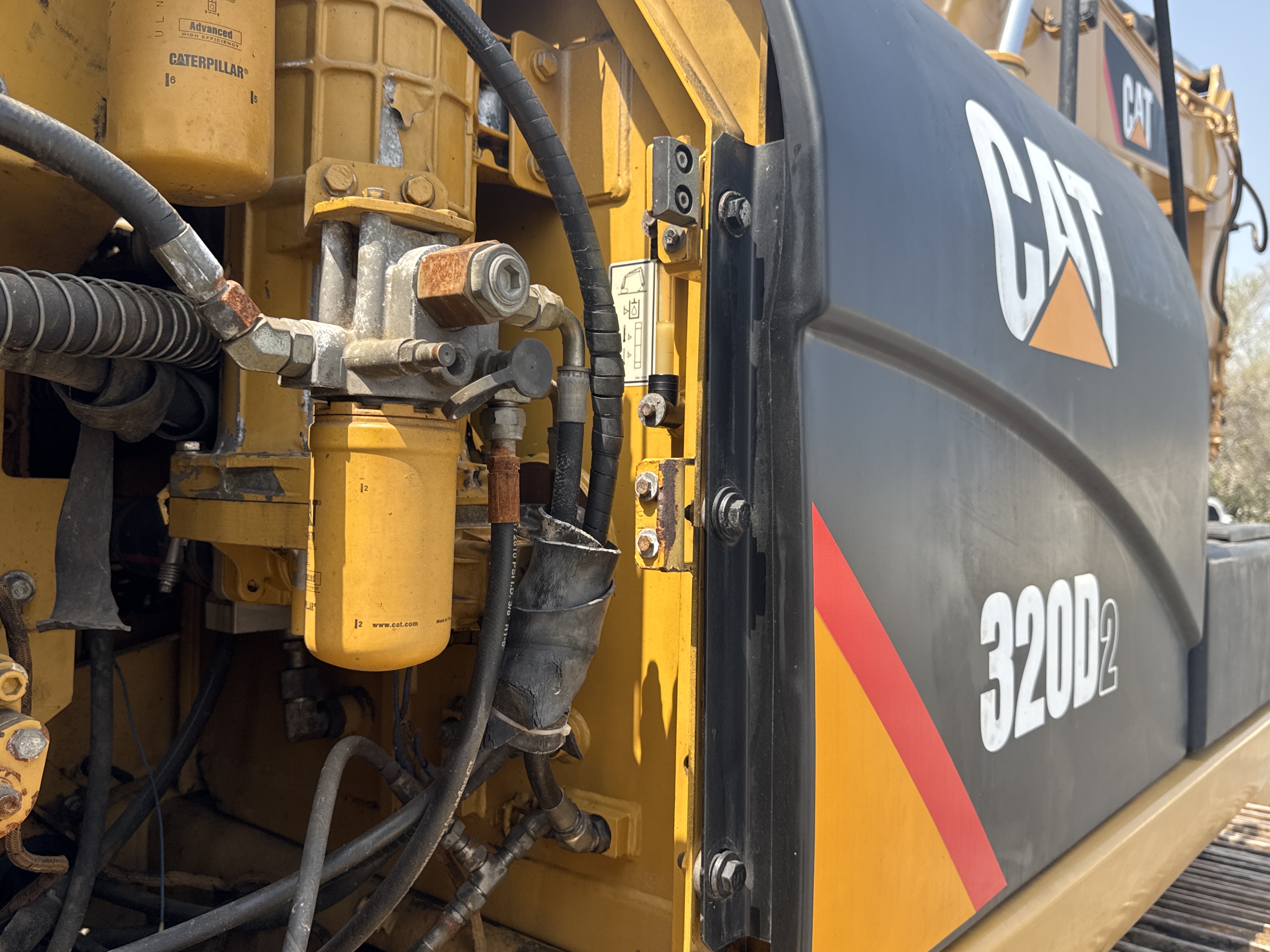 MDX-009-Cat-320D2-Medium-excavators-inspection-Hydraulics-Hydraulic-Tank-2