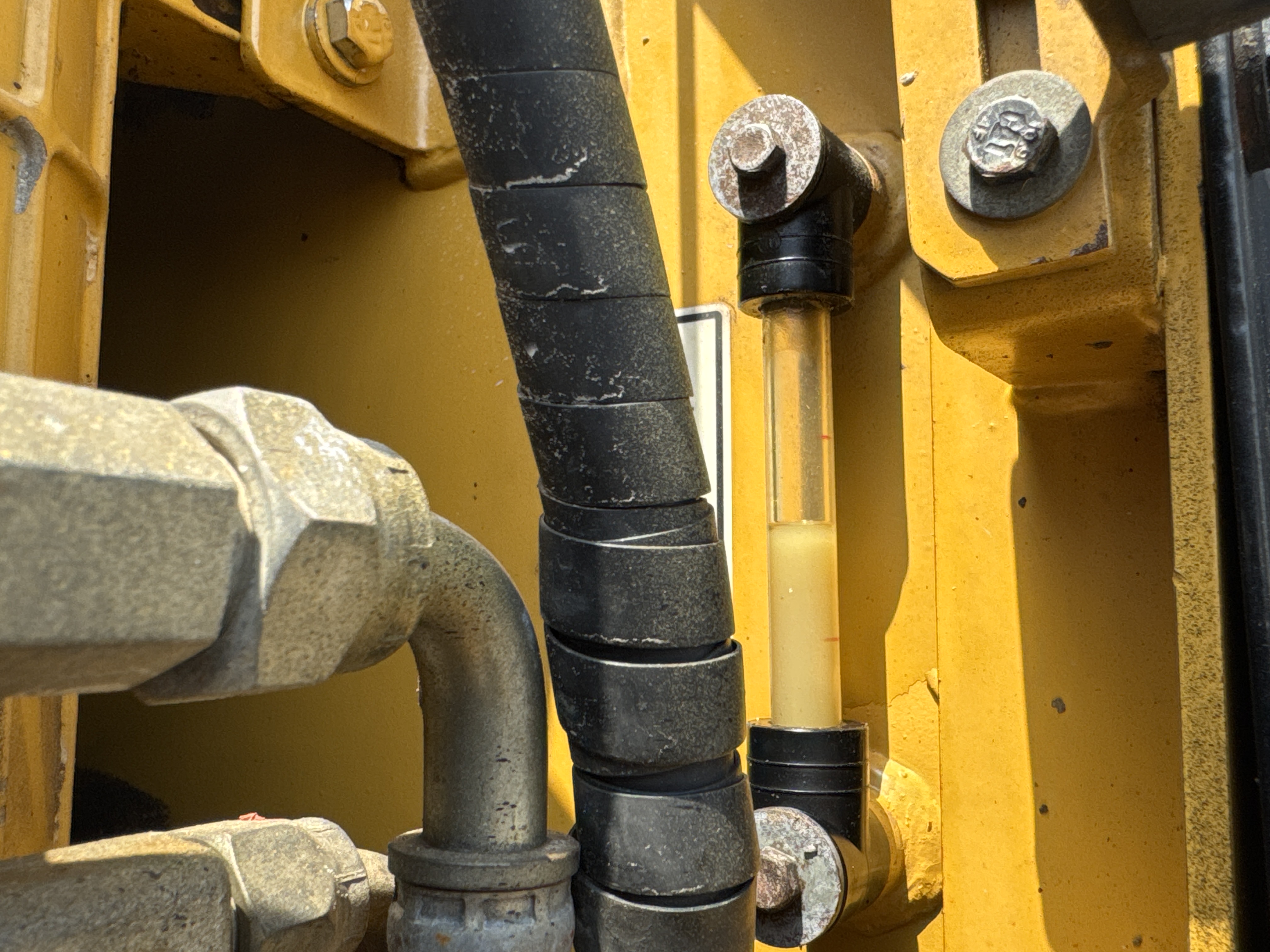 MDX-009-Cat-320D2-Medium-excavators-inspection-Hydraulics-Hydraulic-Tank-2