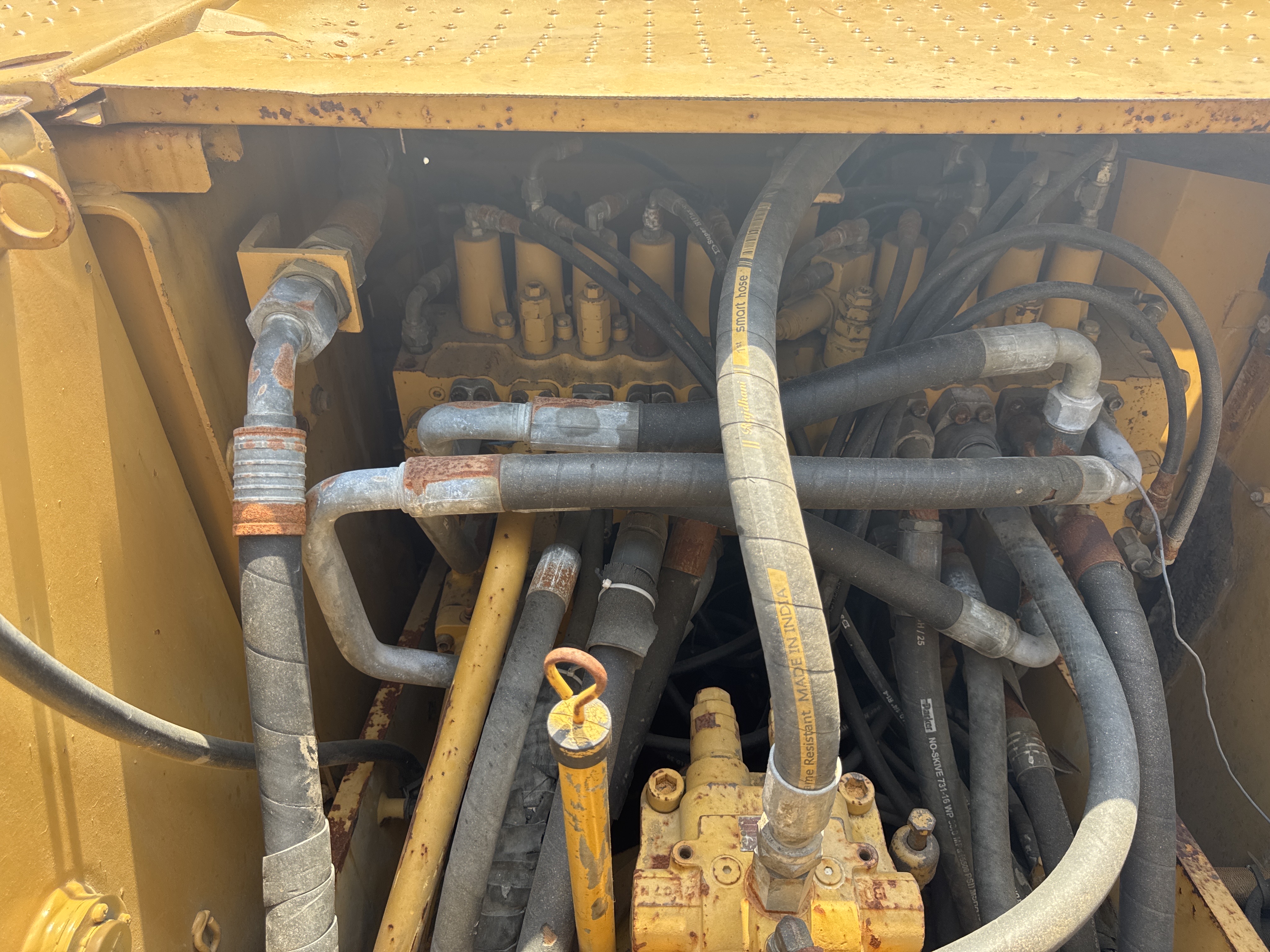 MDX-009-Cat-320D2-Medium-excavators-inspection-Hydraulics-Main-control-valve-(MCV)-2
