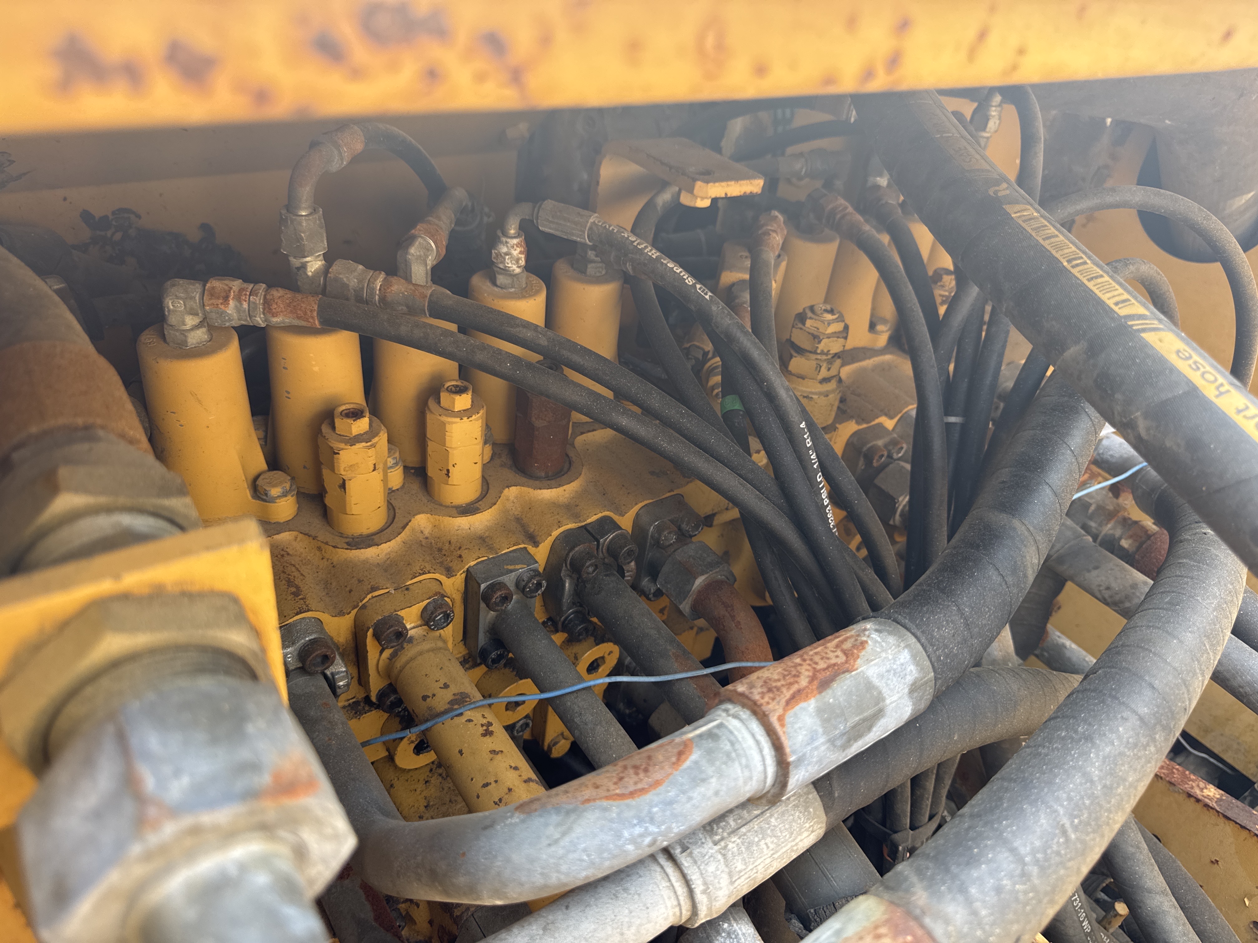 MDX-009-Cat-320D2-Medium-excavators-inspection-Hydraulics-Main-control-valve-(MCV)-2