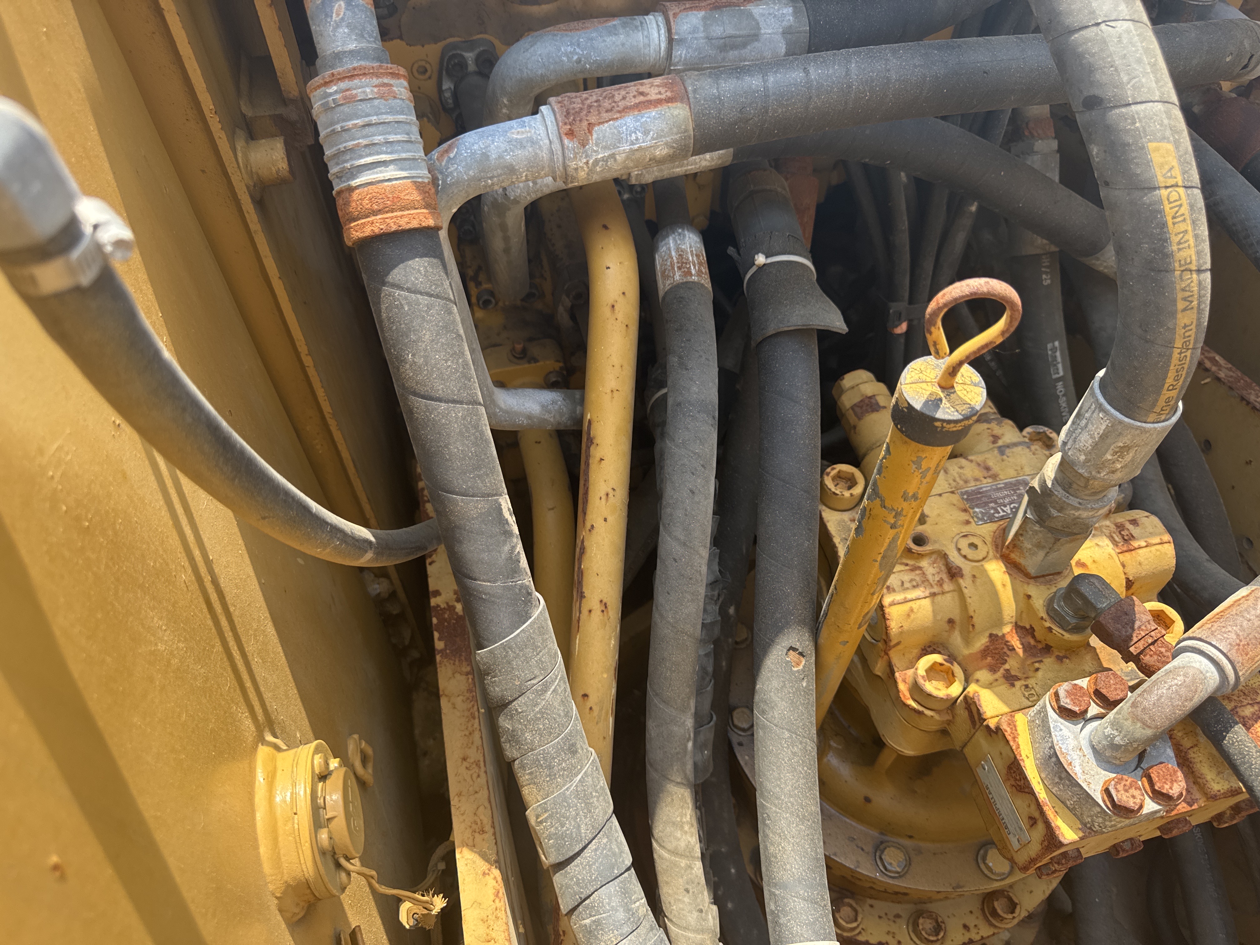MDX-009-Cat-320D2-Medium-excavators-inspection-Hydraulics-Hydraulic-hoses-and-lines-2