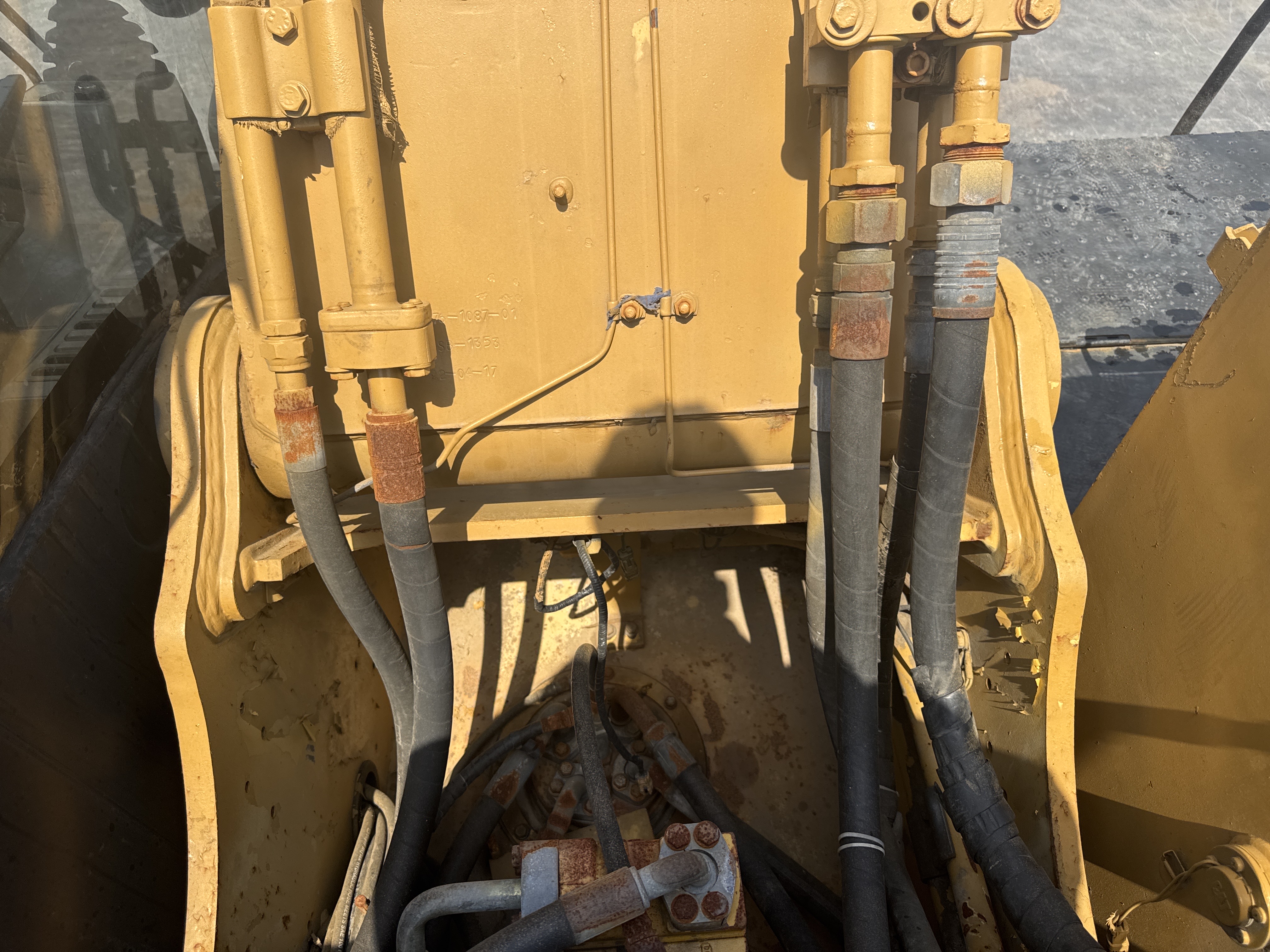 MDX-009-Cat-320D2-Medium-excavators-inspection-Hydraulics-Hydraulic-hoses-and-lines-2