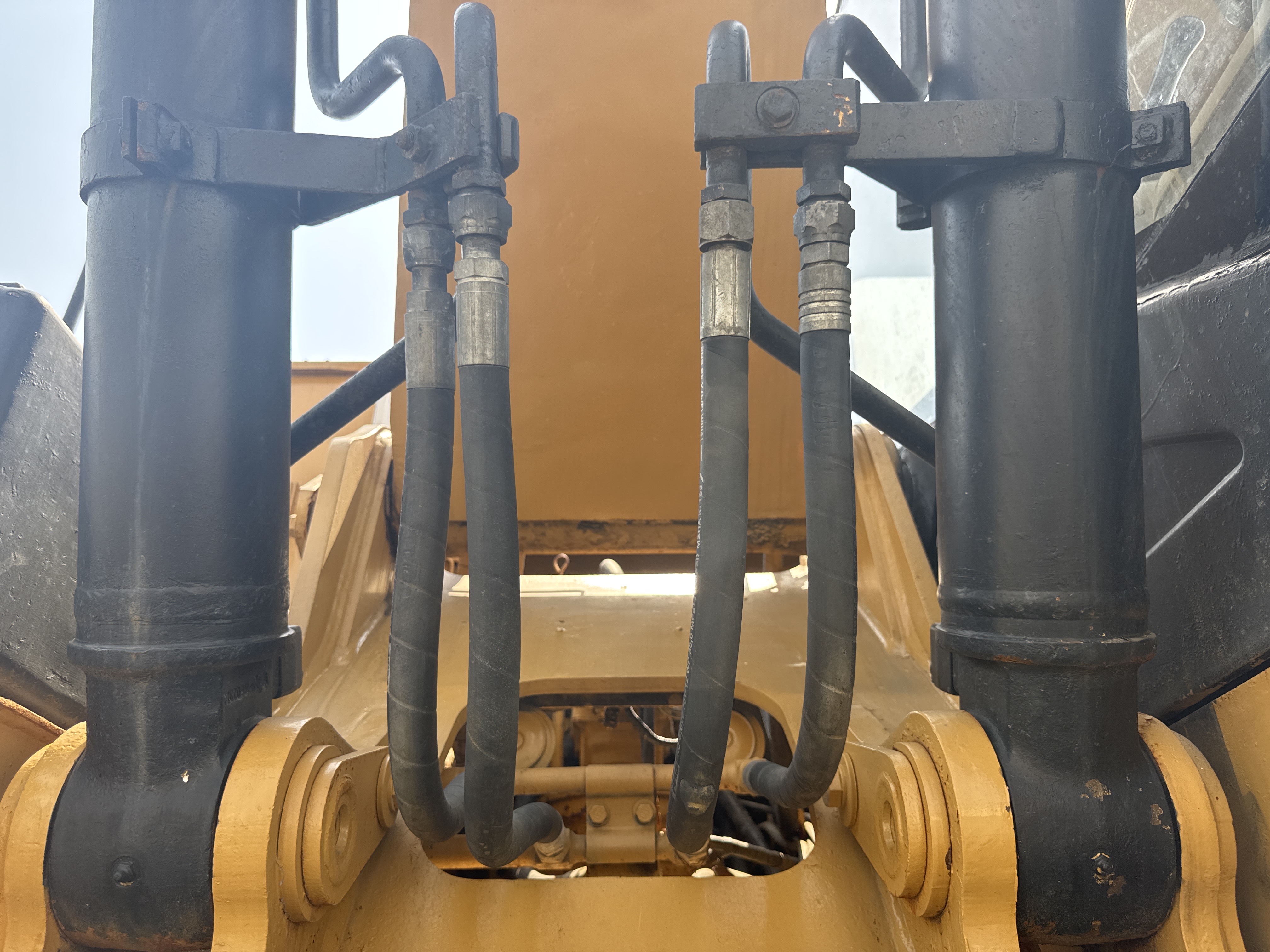 MDX-009-Cat-320D2-Medium-excavators-inspection-Hydraulics-Hydraulic-hoses-and-lines-2