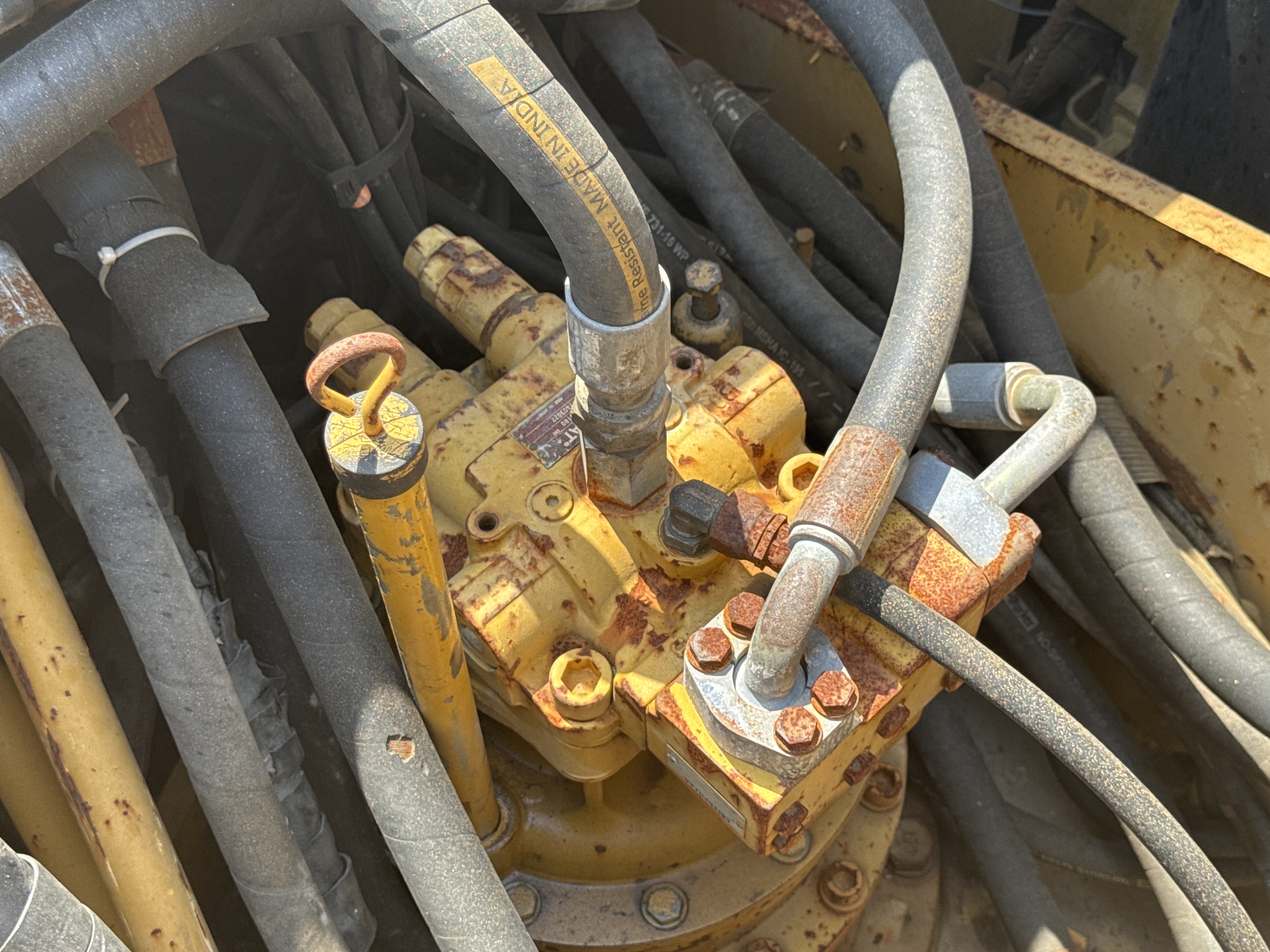 MDX-009-Cat-320D2-Medium-excavators-inspection-Hydraulics-Turntable/slewing-assembly-2