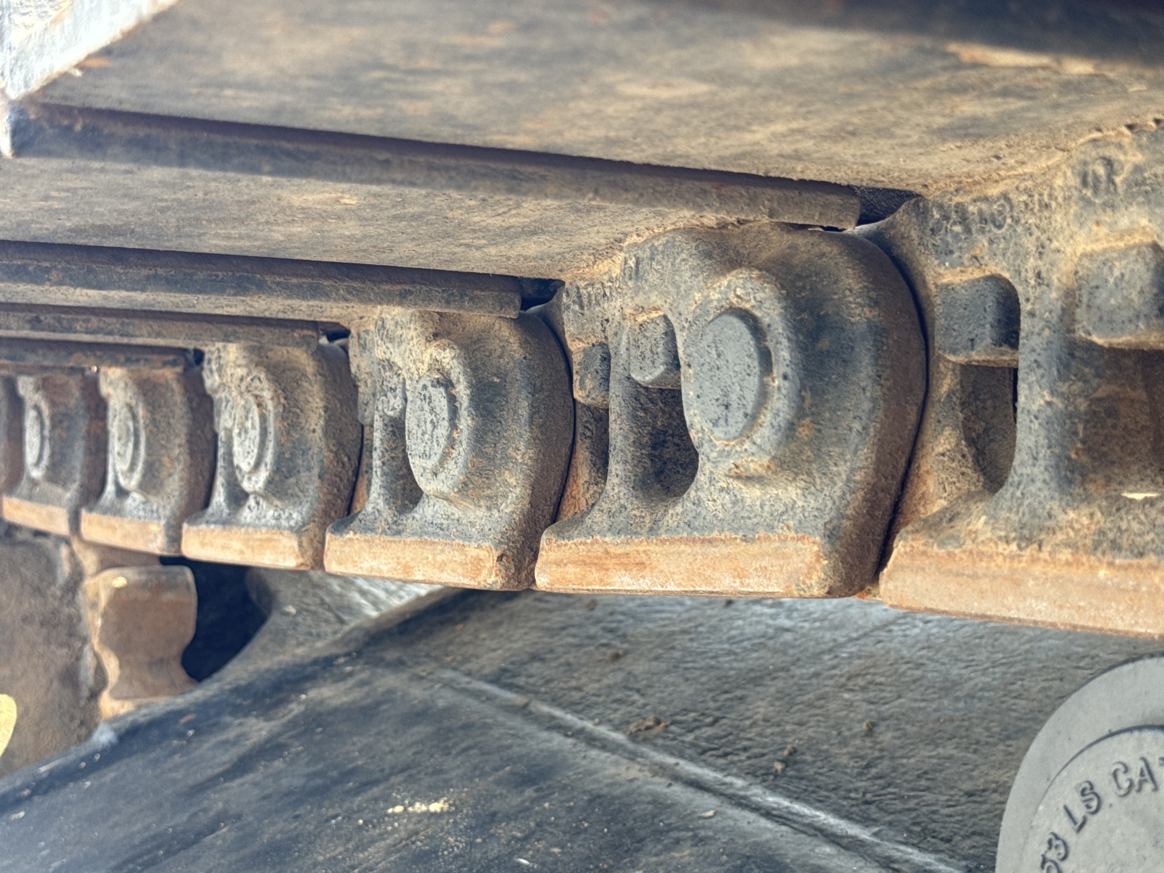 MDX-009-Cat-320D2-Medium-excavators-inspection-Undercarriage-Right-track-chain-2