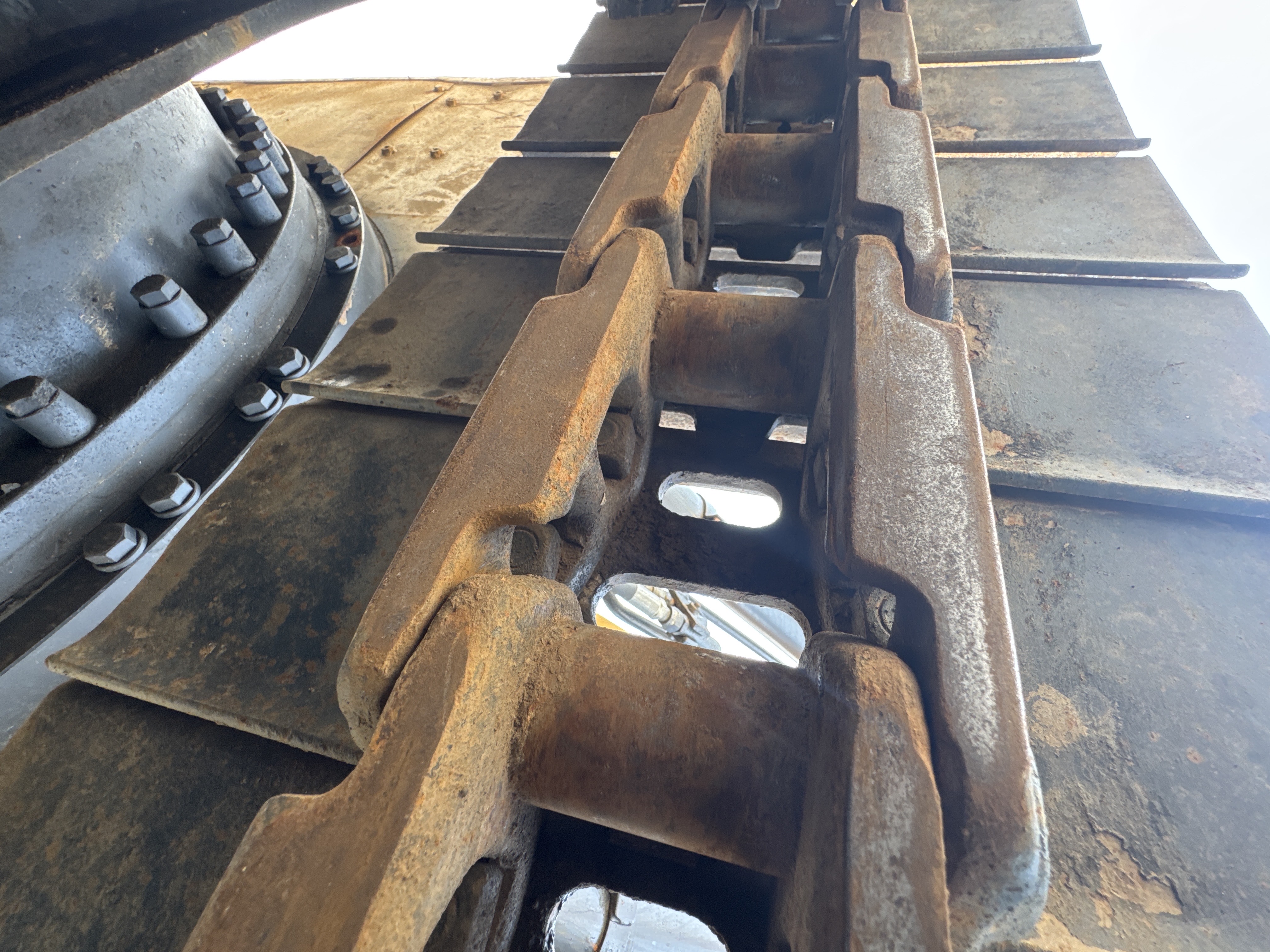 MDX-009-Cat-320D2-Medium-excavators-inspection-Undercarriage-Right-track-chain-2