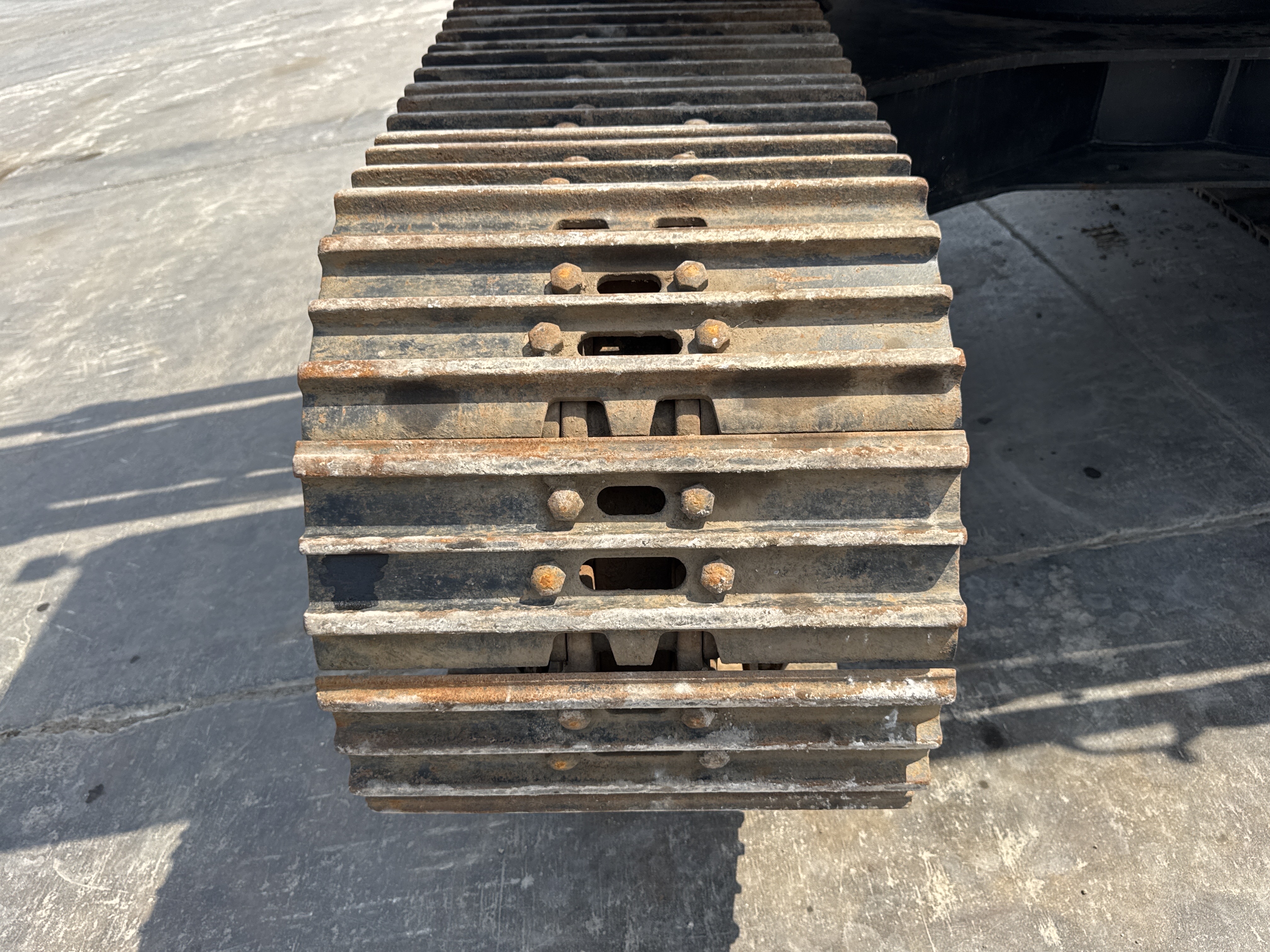 MDX-009-Cat-320D2-Medium-excavators-inspection-Undercarriage-Right-track-shoes-2