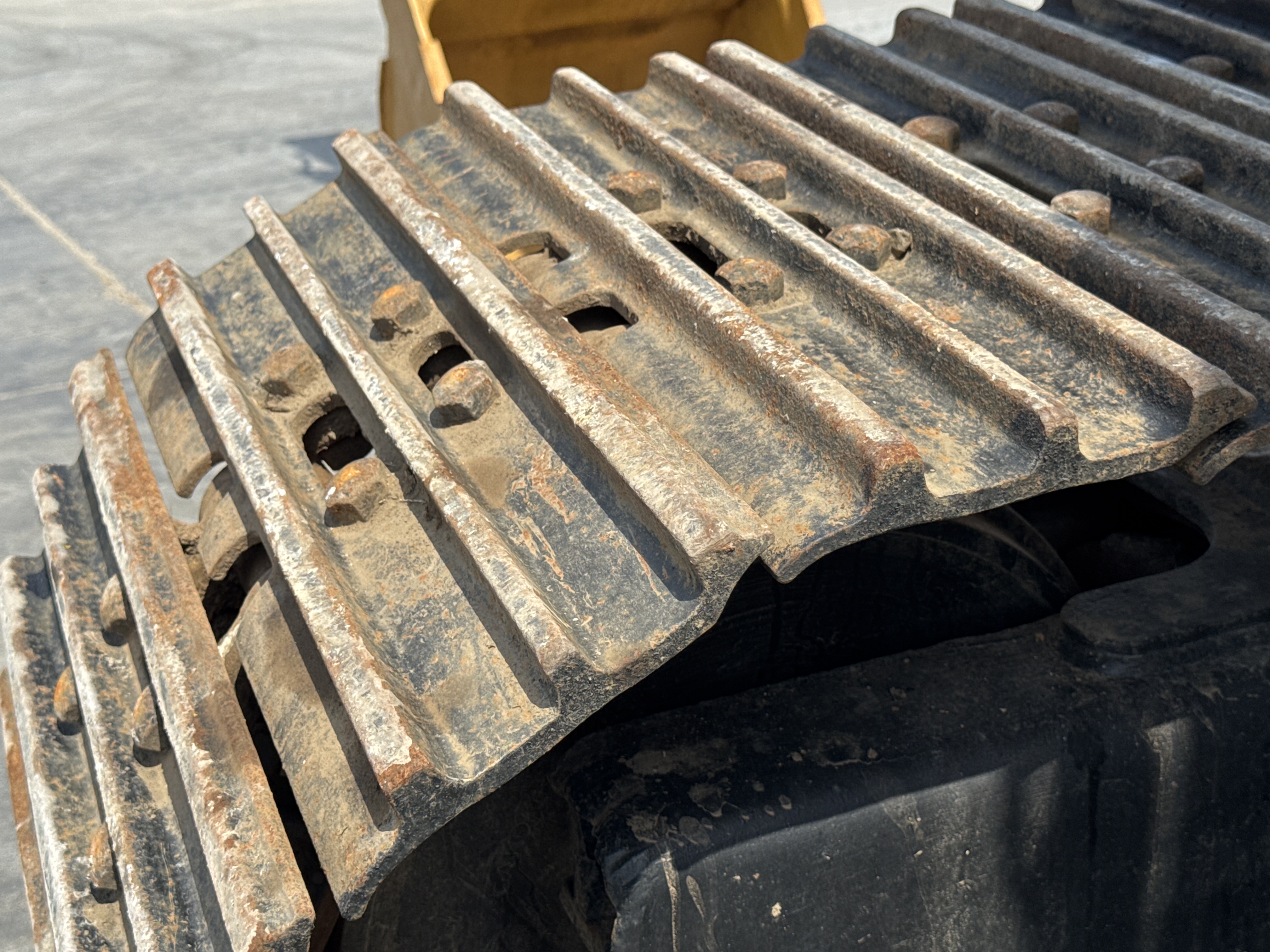 MDX-009-Cat-320D2-Medium-excavators-inspection-Undercarriage-Right-track-shoes-2