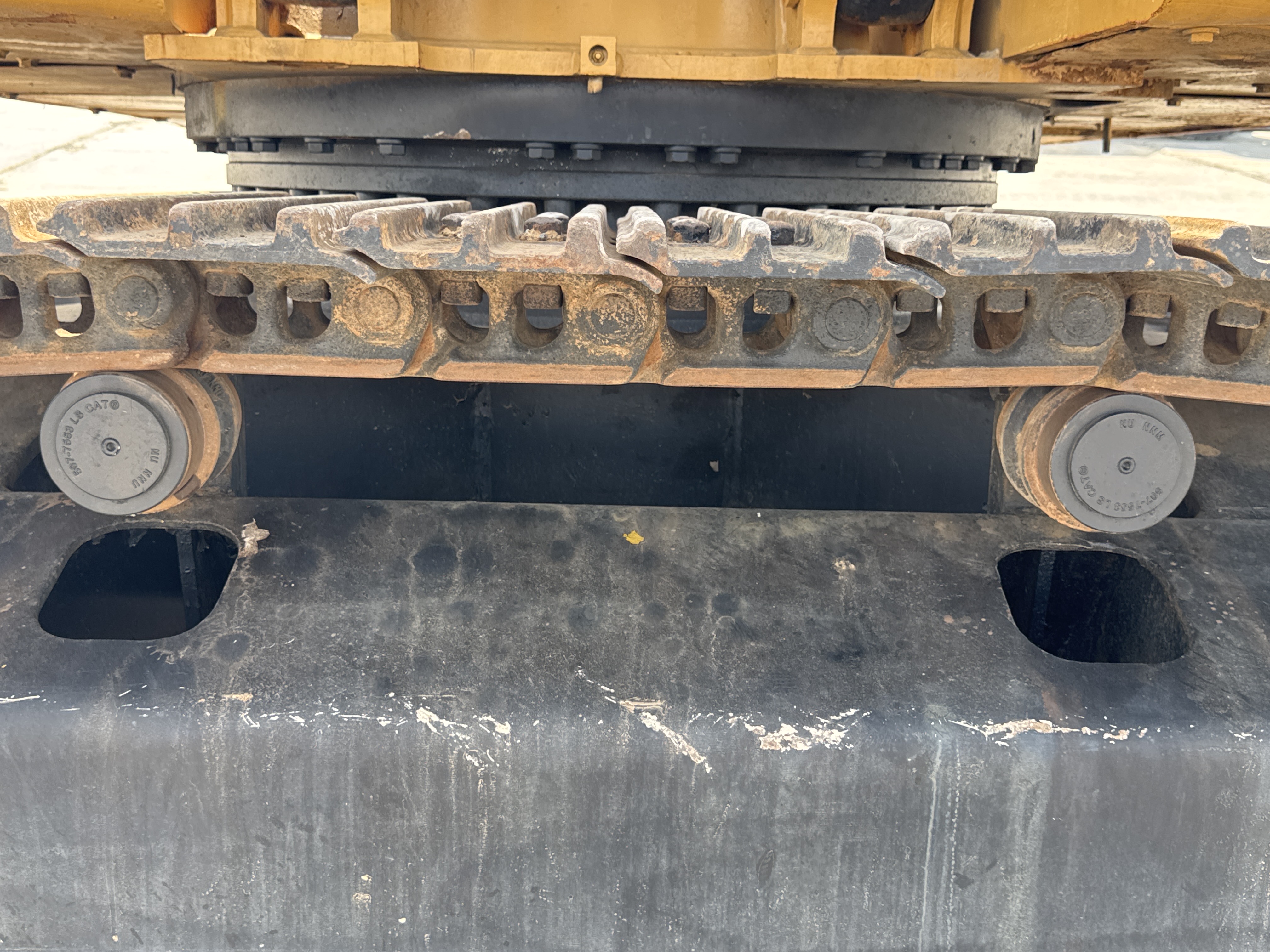 MDX-009-Cat-320D2-Medium-excavators-inspection-Undercarriage-Right-carrier-rollers-2